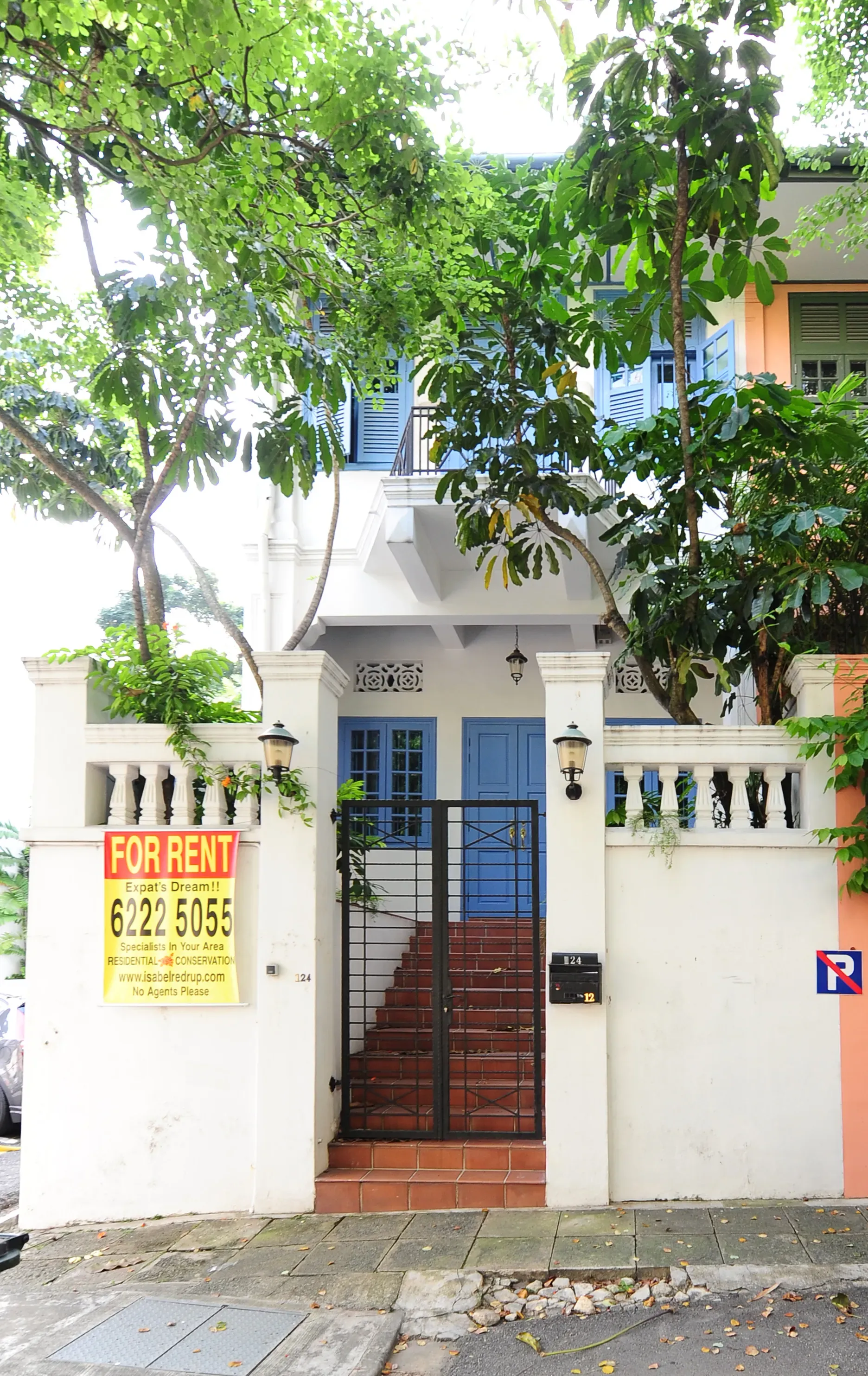 Front facade of 124 Cairnhill Road
