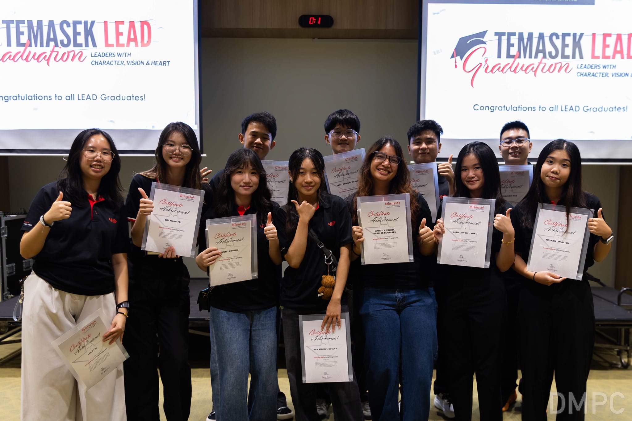 Image of a group of students at the Temasek LEAD Graduation Ceremony