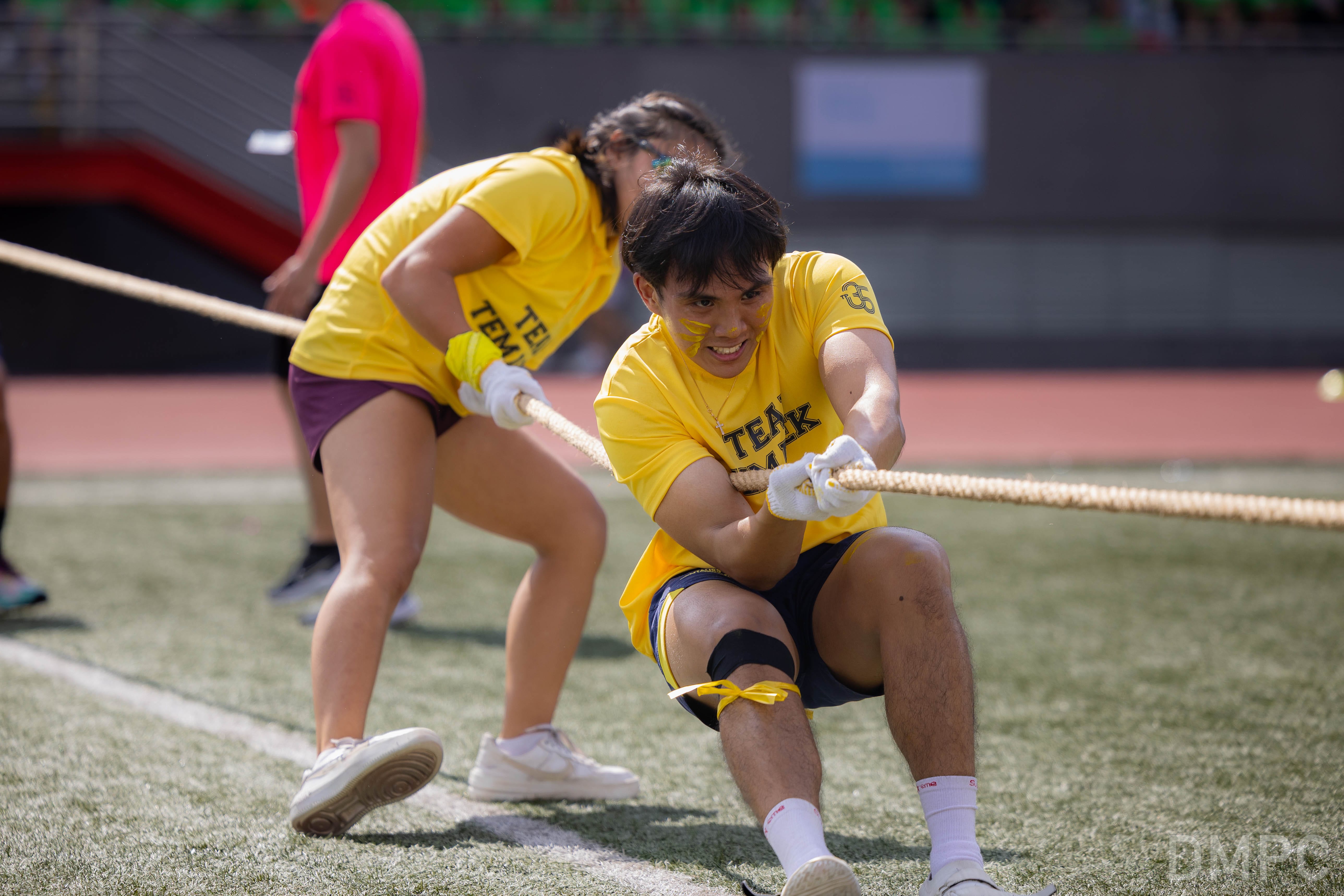 Image of School of Business students participating in a game of tug-of-war at the finale