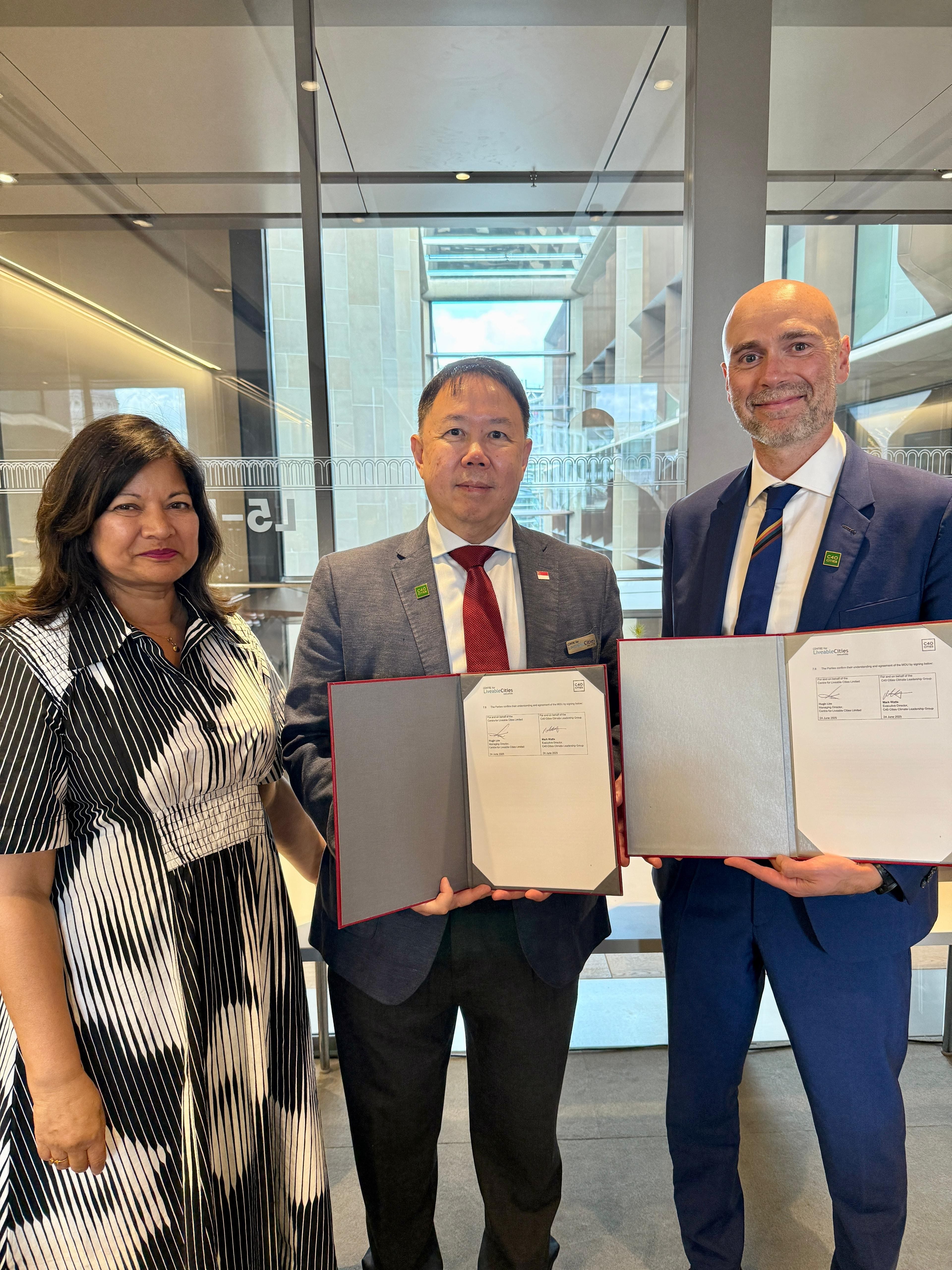 Photo of CLC and C40 representatives with MOU signed