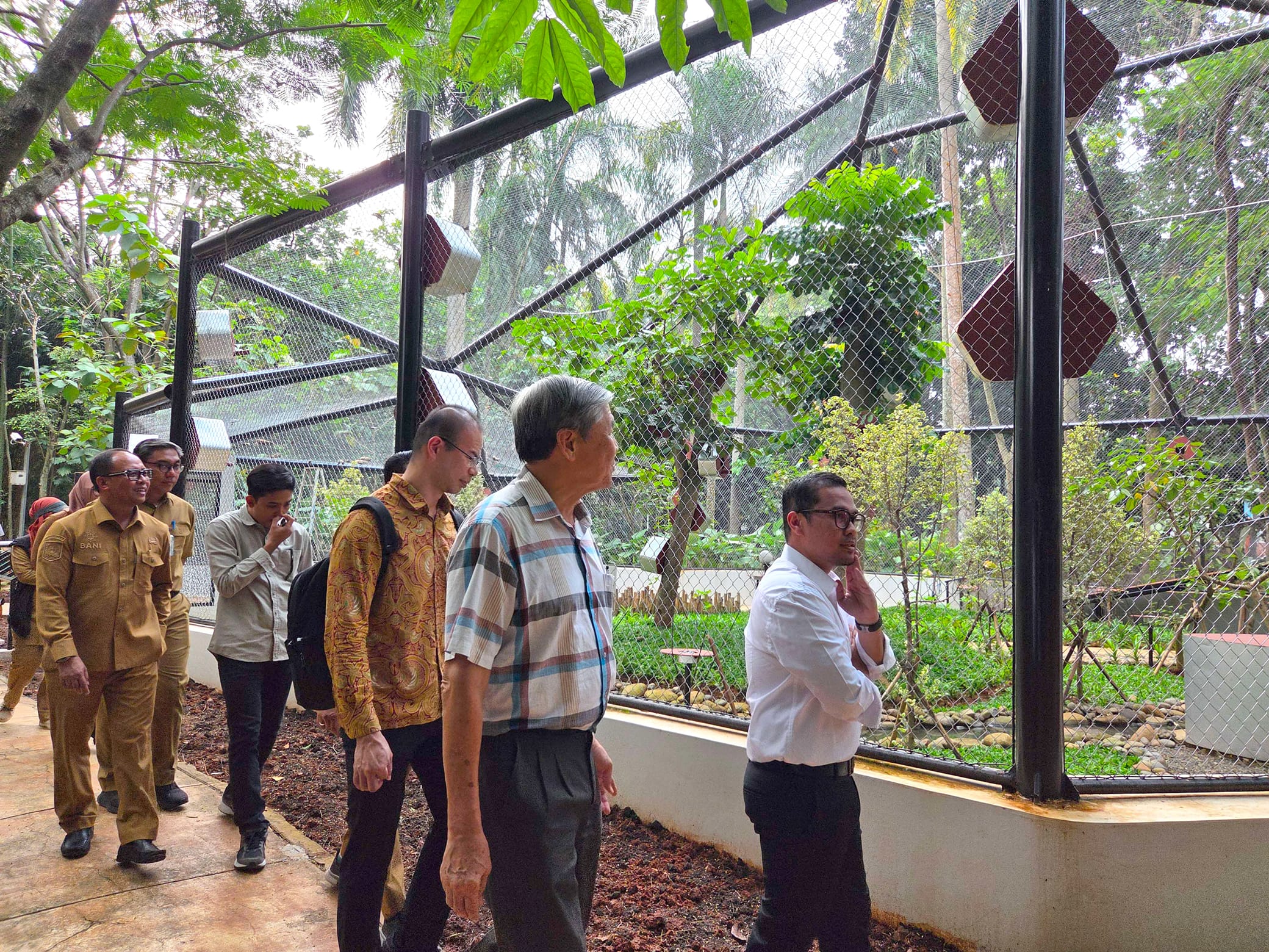 Vice Mayor Ichsan briefing the Singapore delegation at Taman Kota 1 BSD