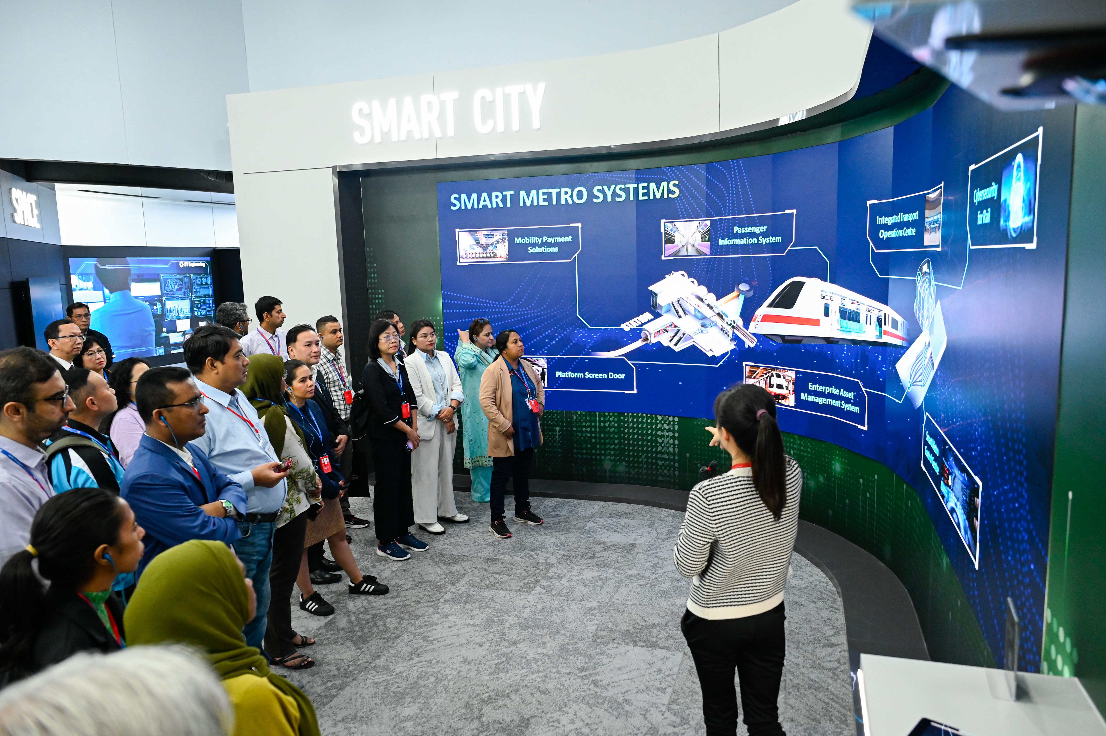 Government officials being presented on Smart Metro Systems