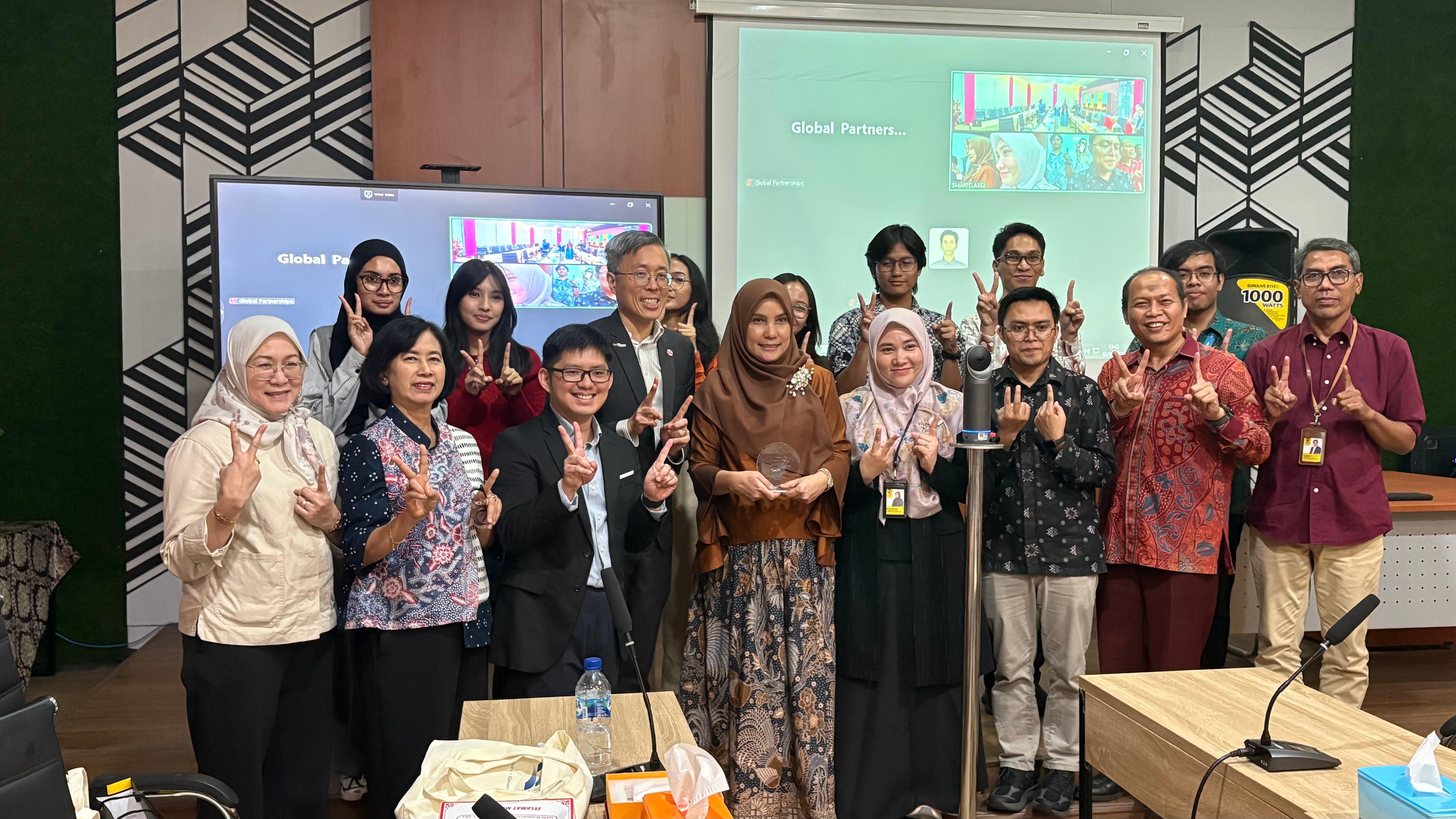 CEO Tax Academy, Mr. Dennis Lui; Tax Academy Digital & Innovation Lead, Mr. Sim Chen Xing, having a group photo with the Faculty of FIA UI