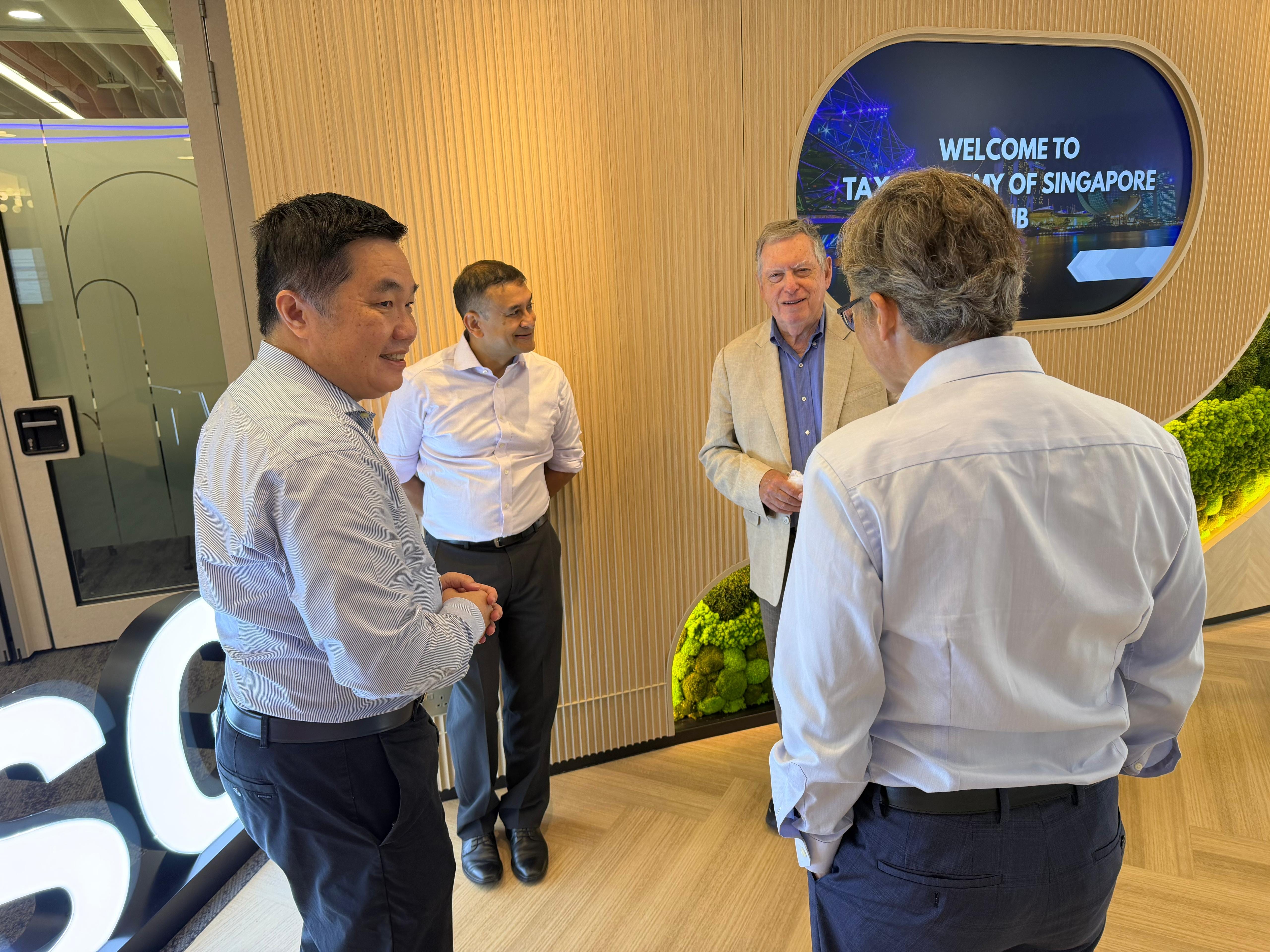 Speakers networking prior to the session.