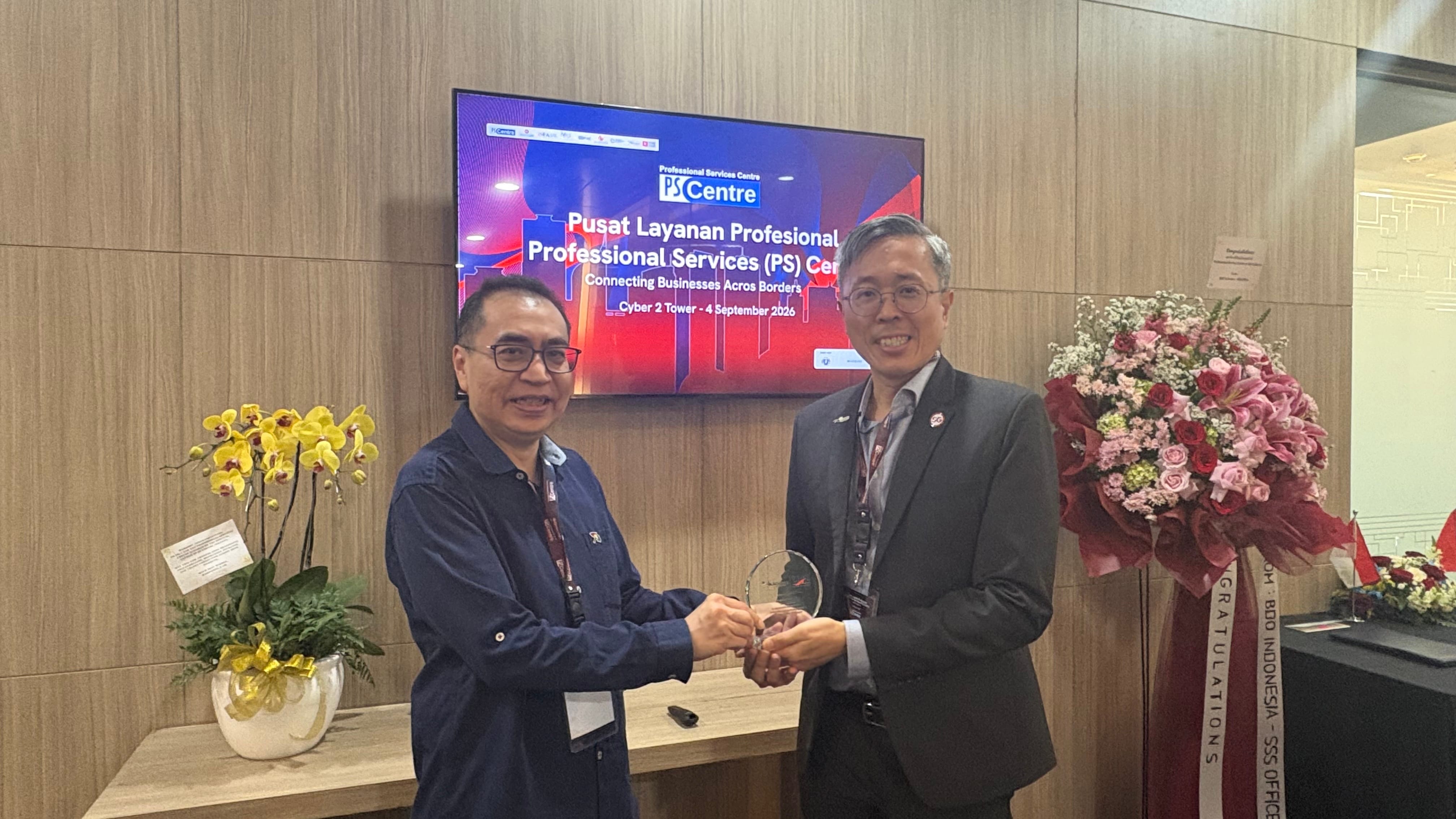 CEO Tax Academy of Singapore presenting a plaque to DDTC Co-Founder Pak Danny Septriadi