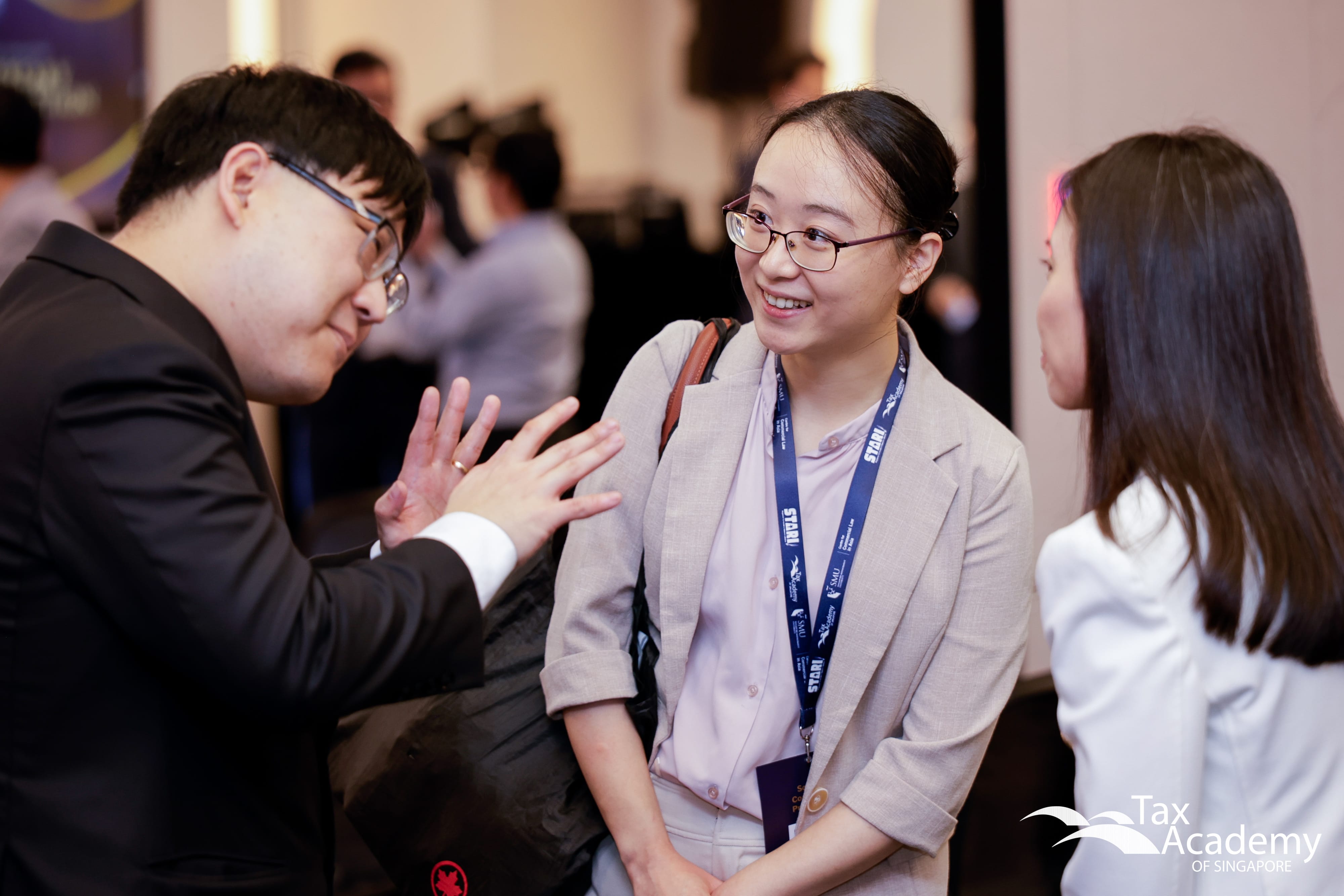 Professor Vincent Ooi and Ms Chua Jia Ying speaking to a guest