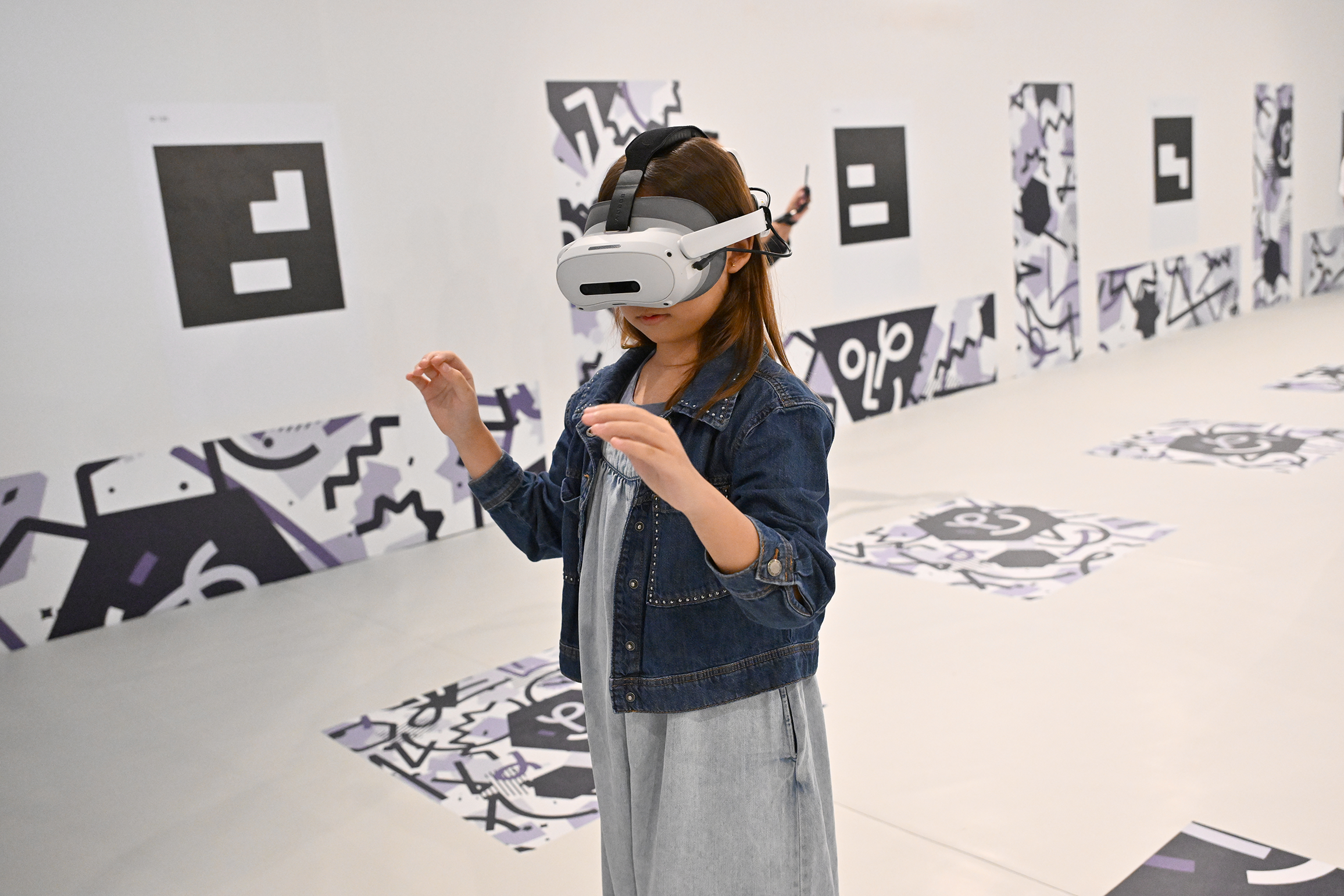 Photo of visitor using the VR goggles