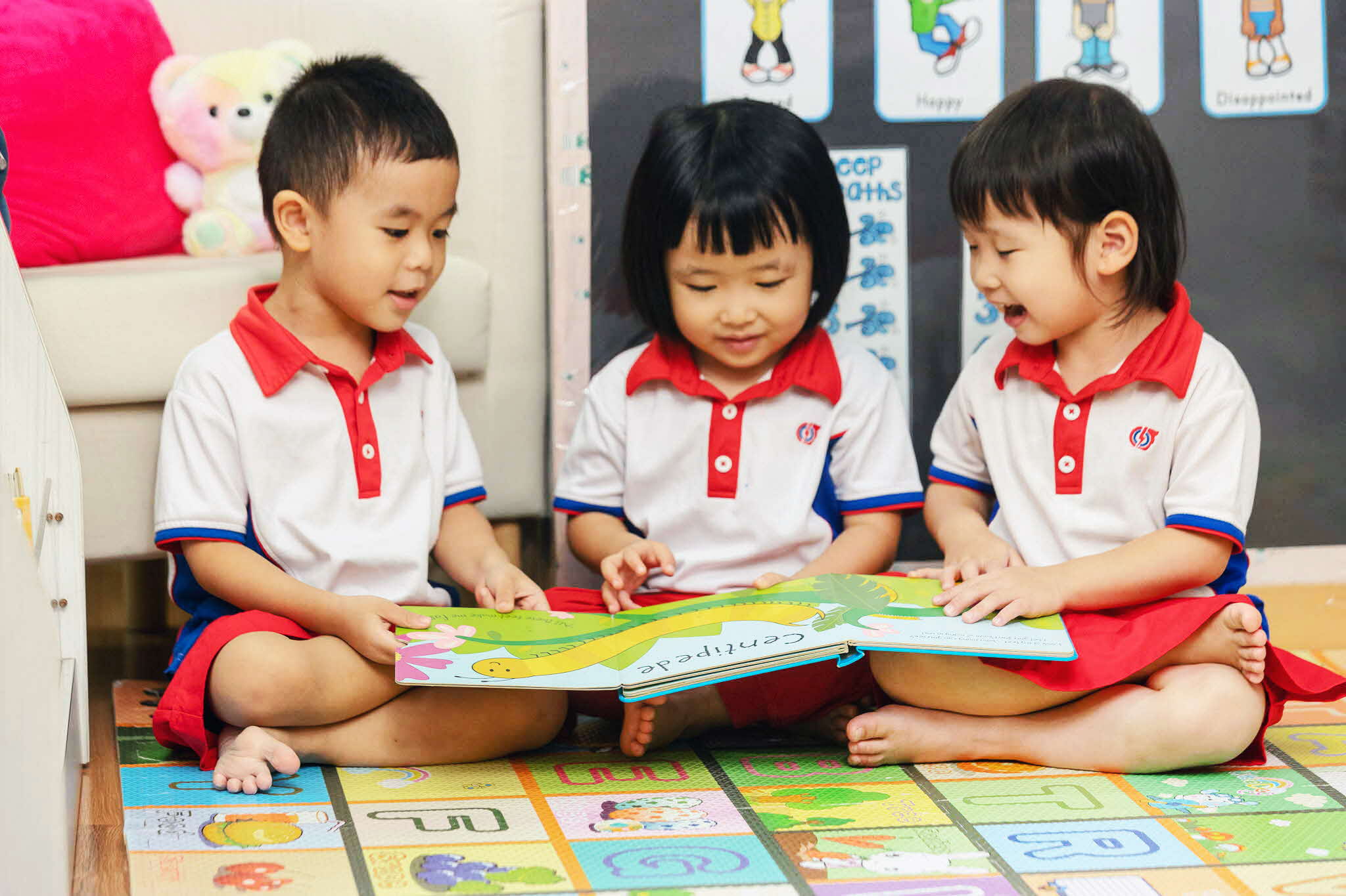 Children readinga book together