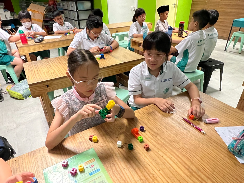 P5 E2K students used interlocking cubes to help them in the visualisation of cube submarines.