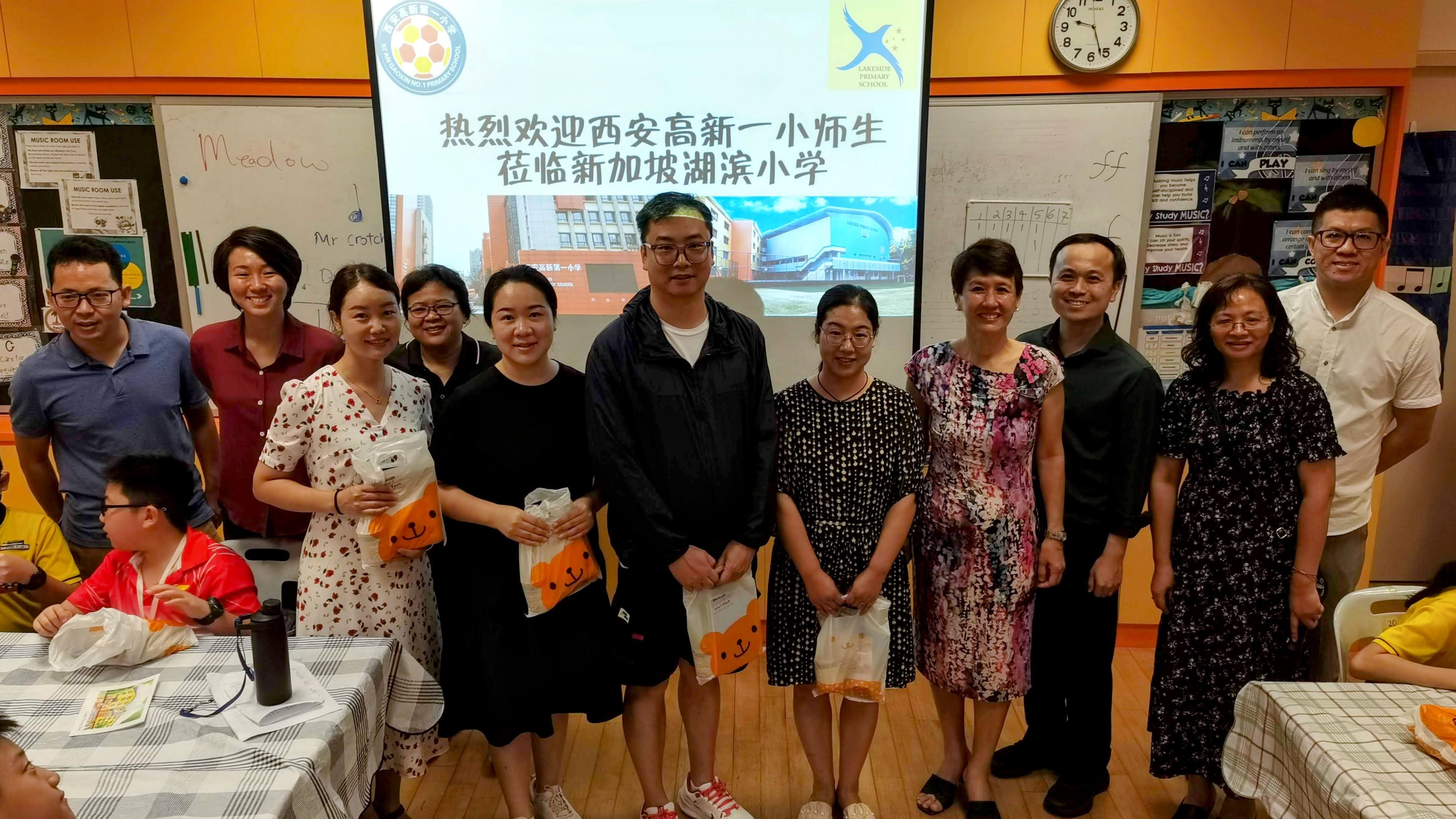 Mrs Liang exchanged the tokens of appreciation with the Chinese visitors.