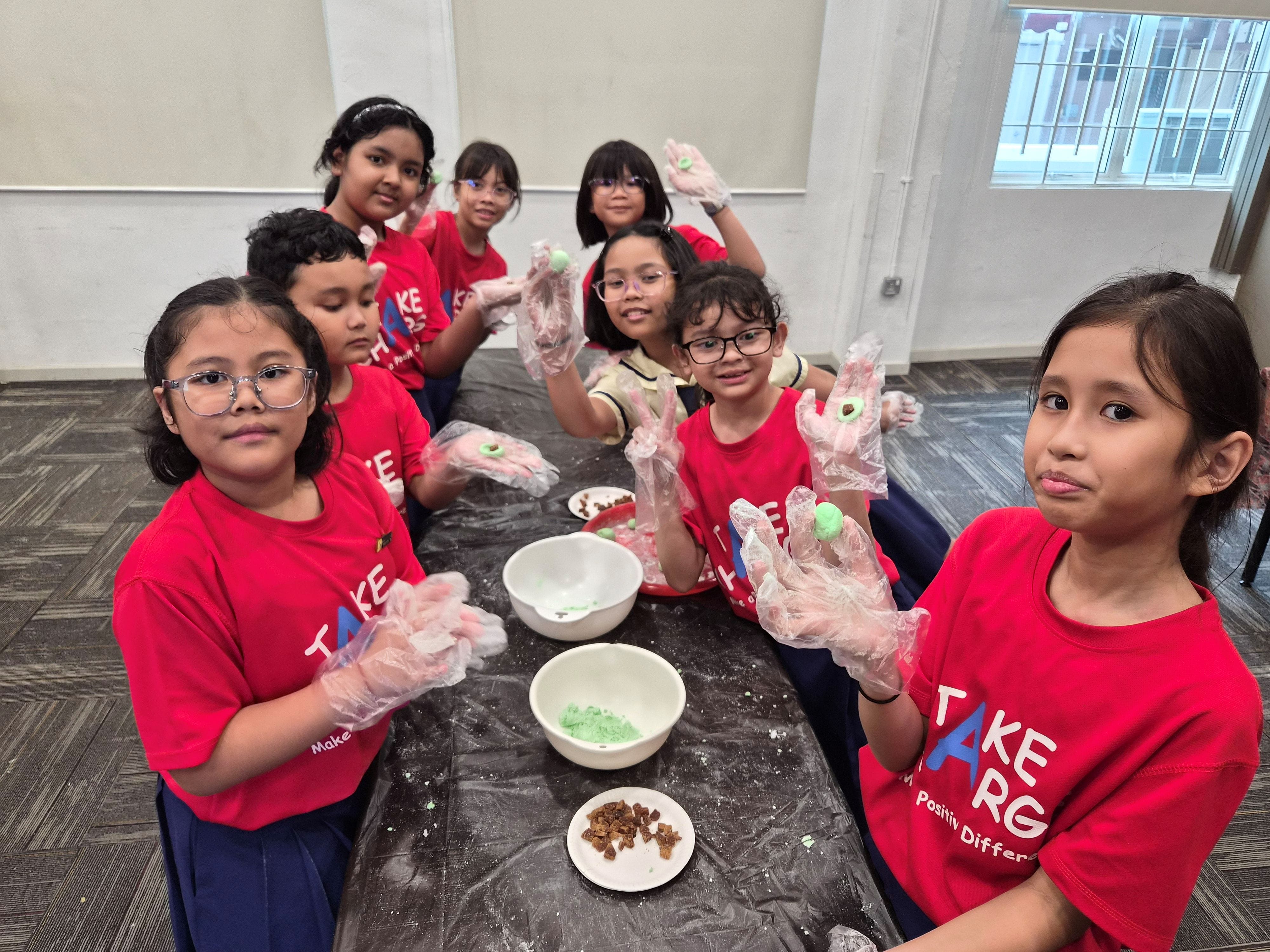 P4 students work in groups as they learnt and explored how to make traditional kuih