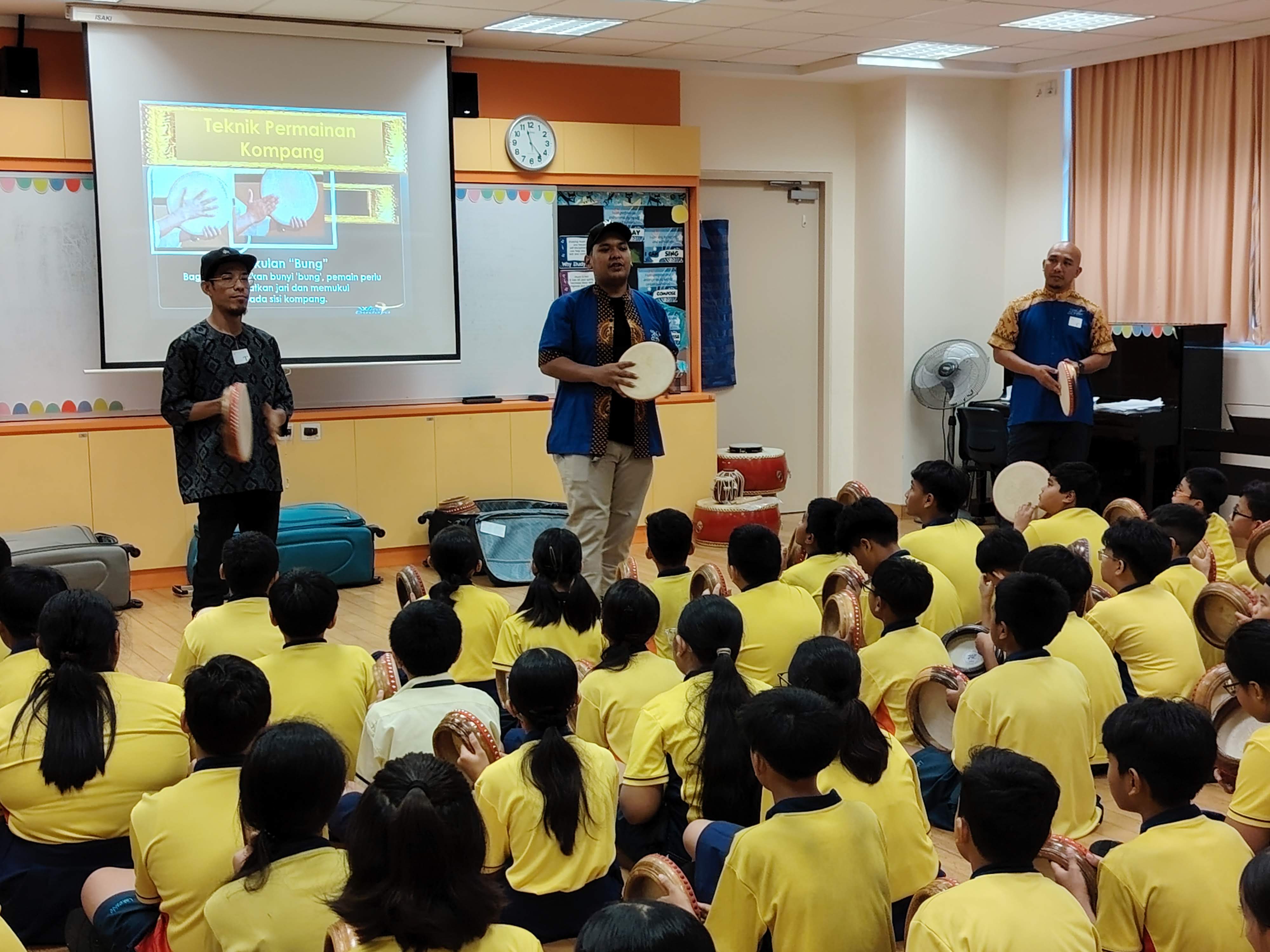 P6 students gathered together to learn and have a hands-on kompang session