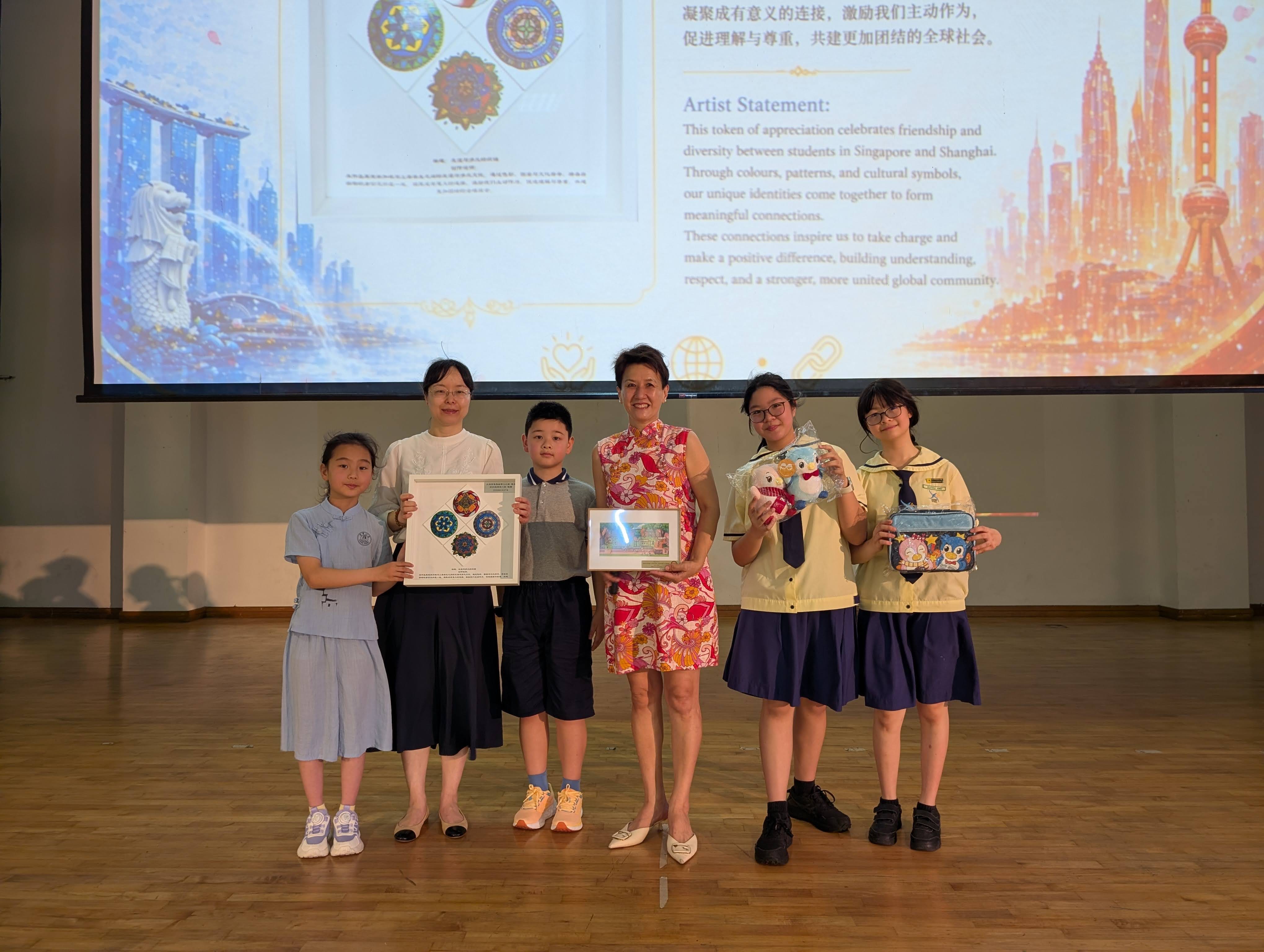 Principals and students from Lakeside Primary and Shanghai Penglai Road No.2 Primary exchanged souvenirs on stage to commemorate friendship
