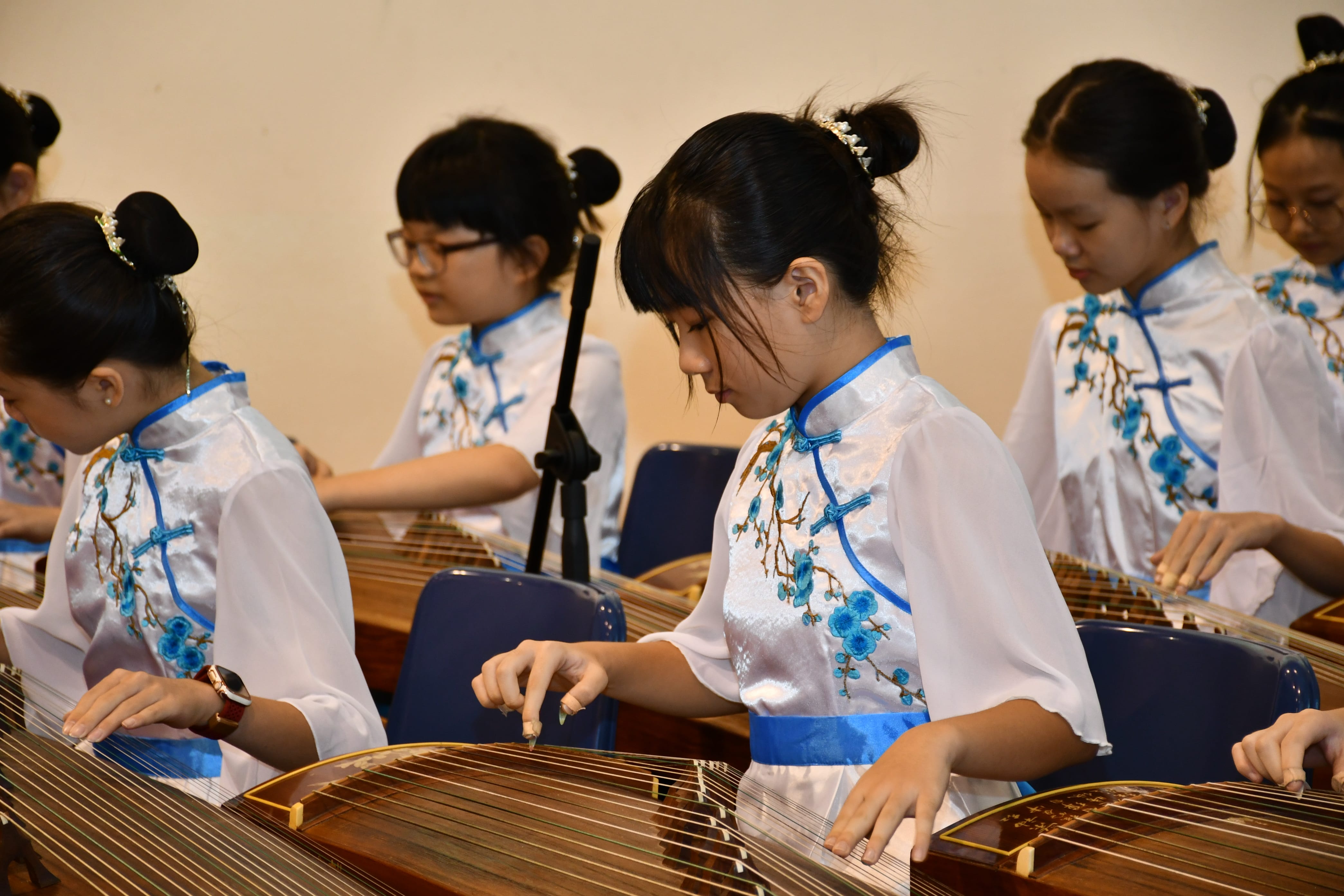 Students passionatelly learning their hobby.