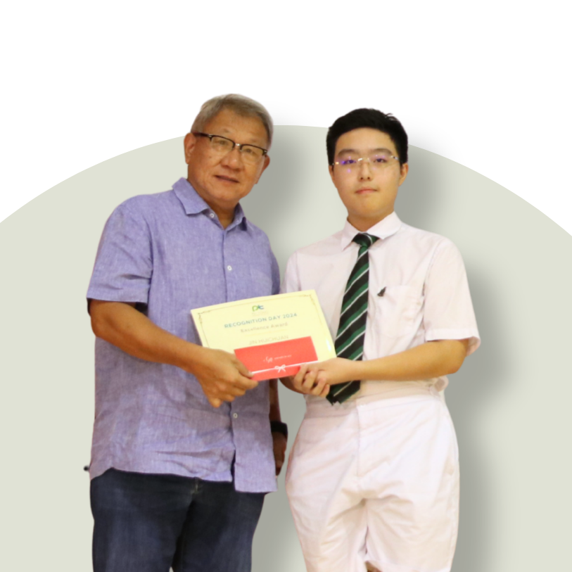 Jin Huichuan receiving an award certificate from an official during a presentation ceremony