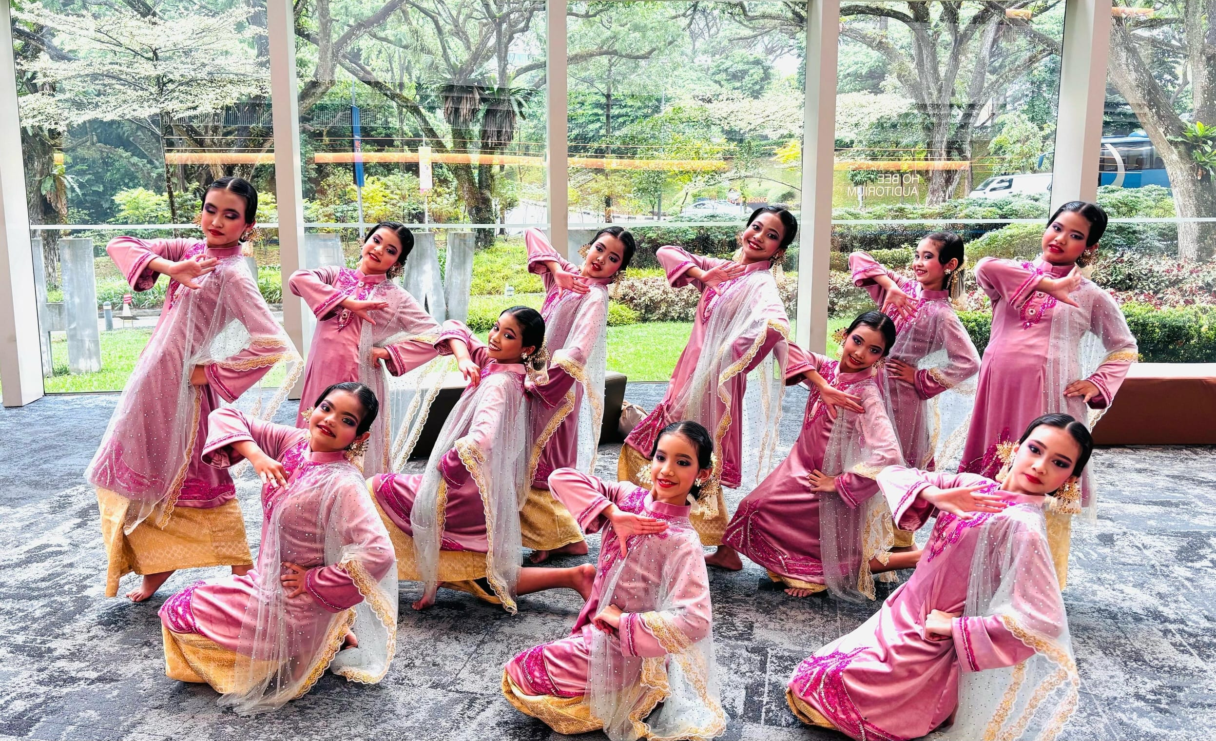 YPS Malay Dance members posing in traditional costumes before their performance.