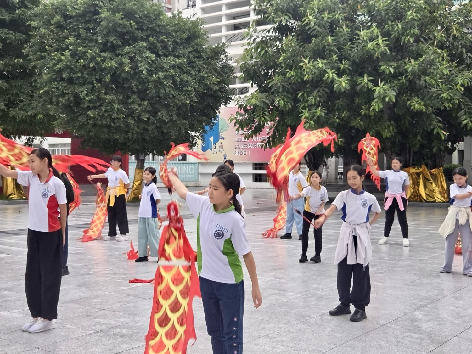 YPS students practising dragon dance with their Guangzhou buddies.