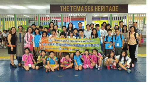 Group of students and adults posing with a Taiwan 2016 Student Exchange banner under The Temasek Heritage sign.