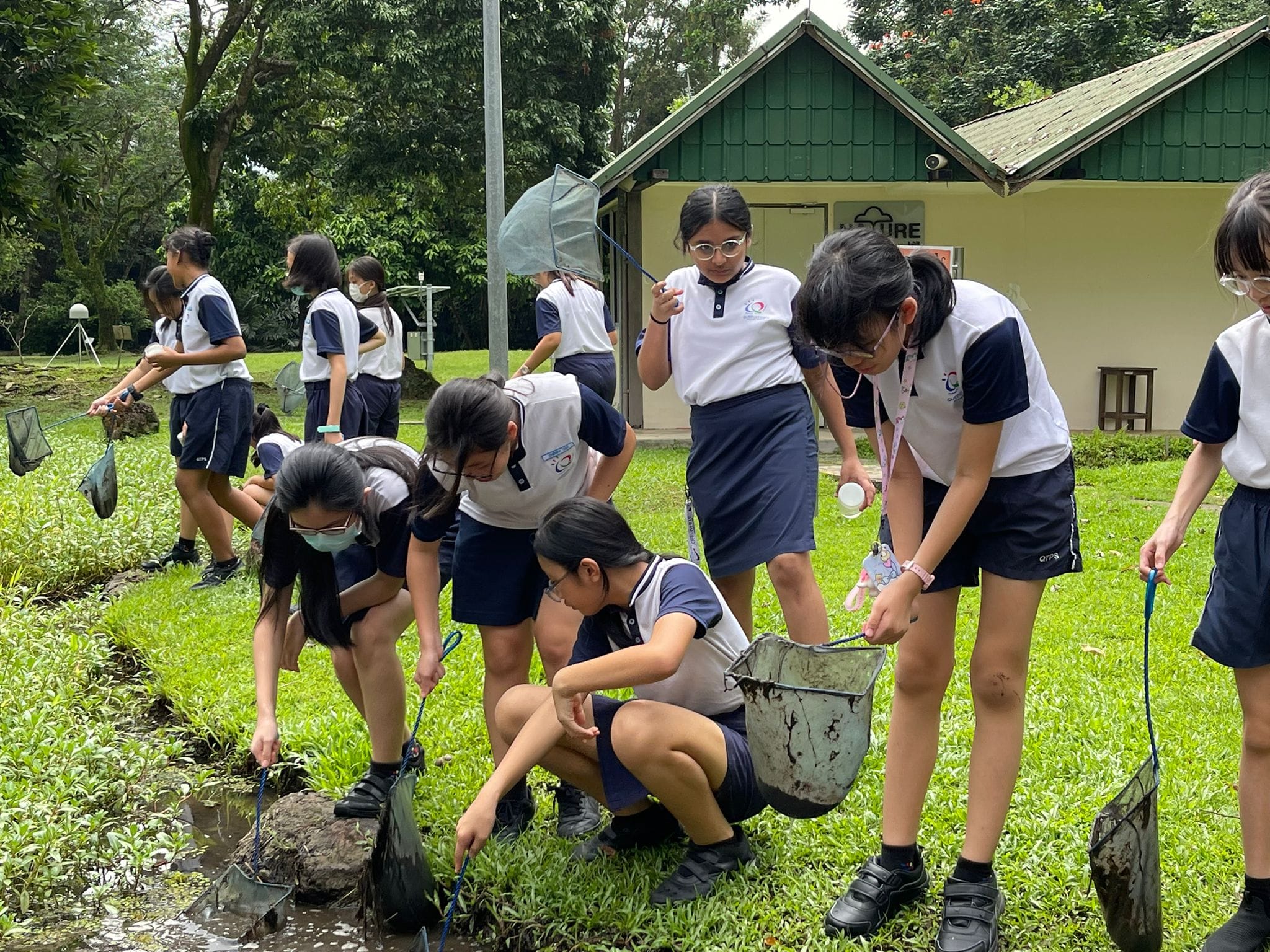 Getting up close with pond creatures – a splash of Science at the Science Centre!