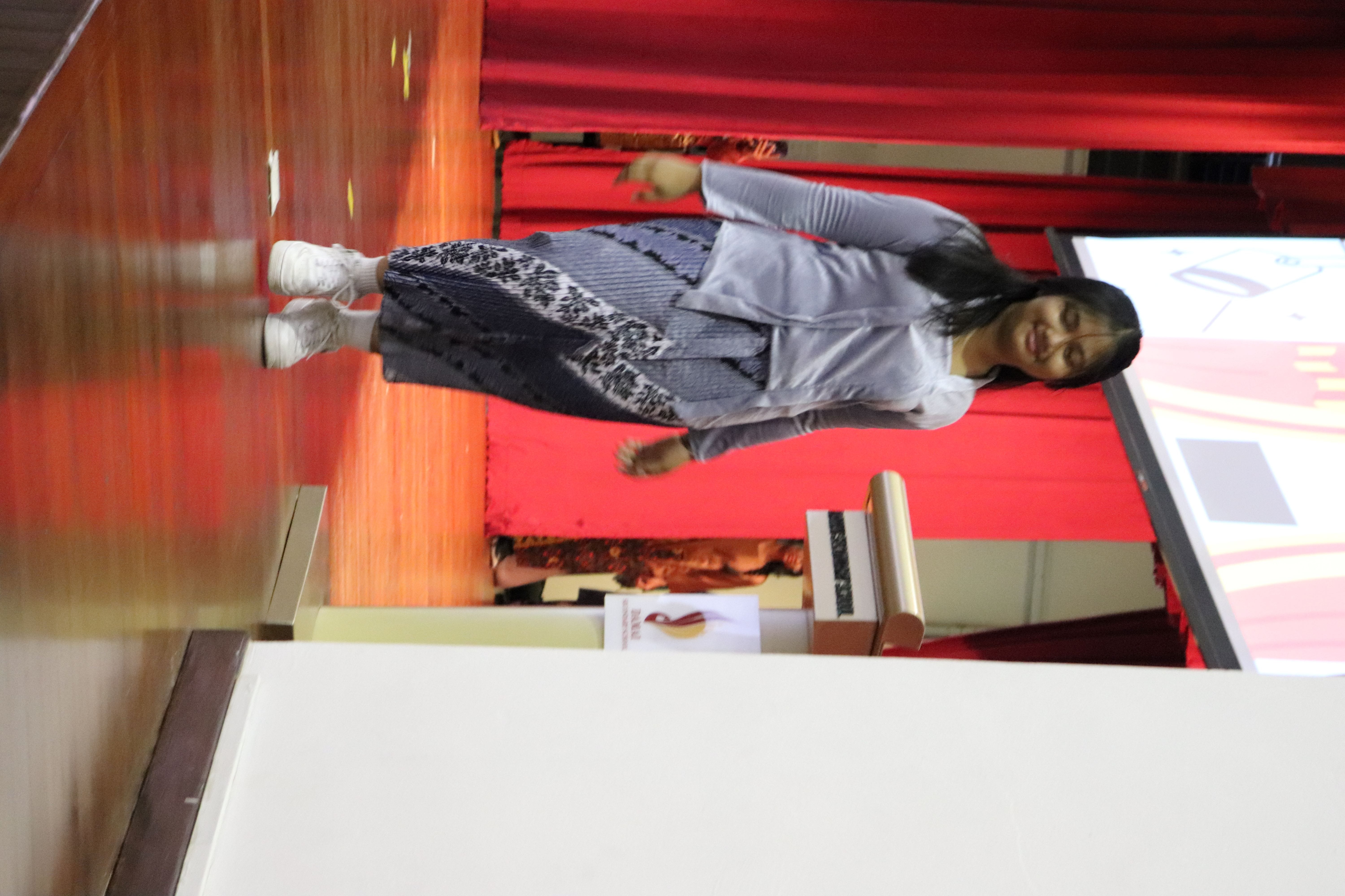 Elegant_kebaya_in_action