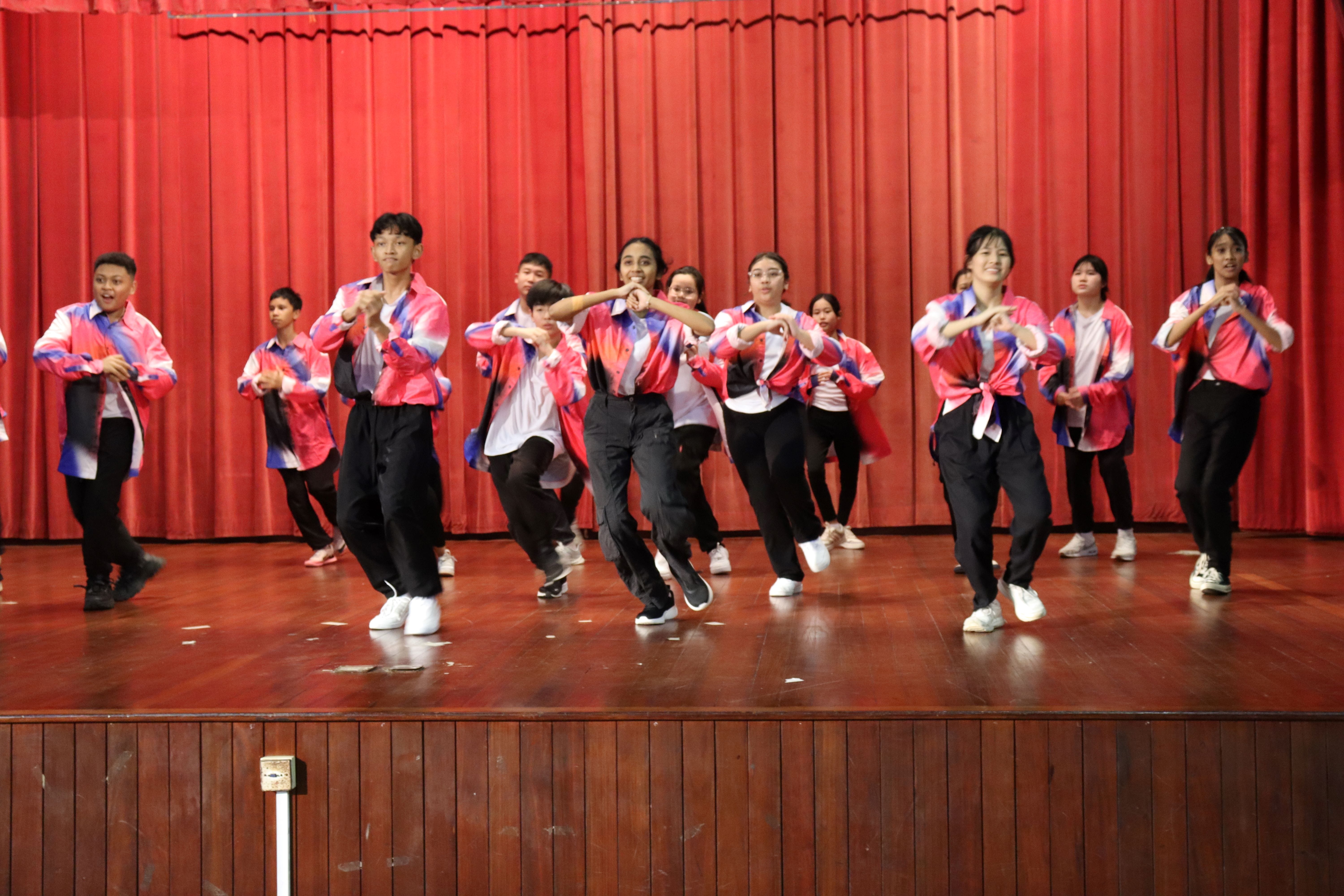 A_lively_performance_by_Modern_Dance