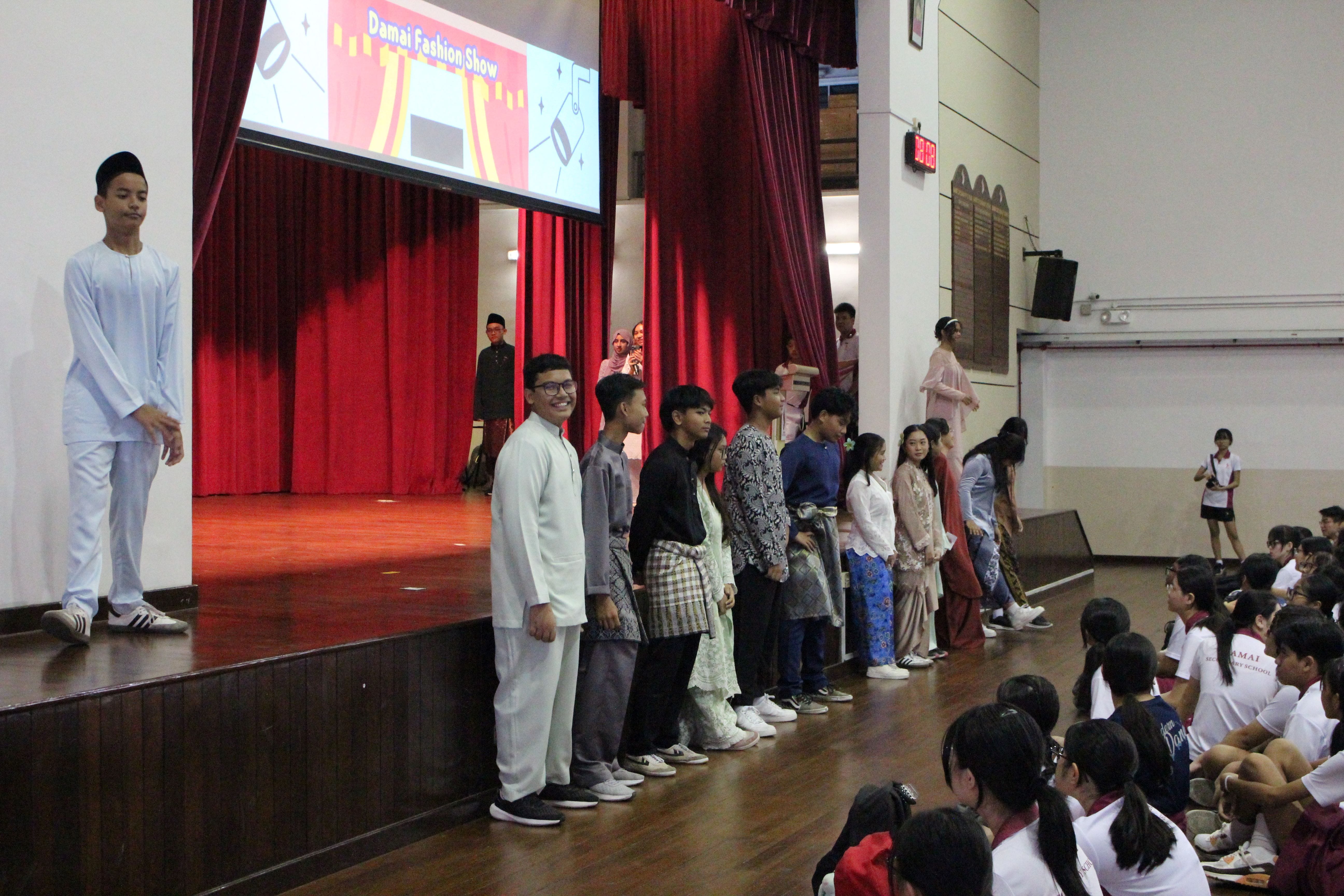 Fashion_parade_showcasing_traditional_outfits