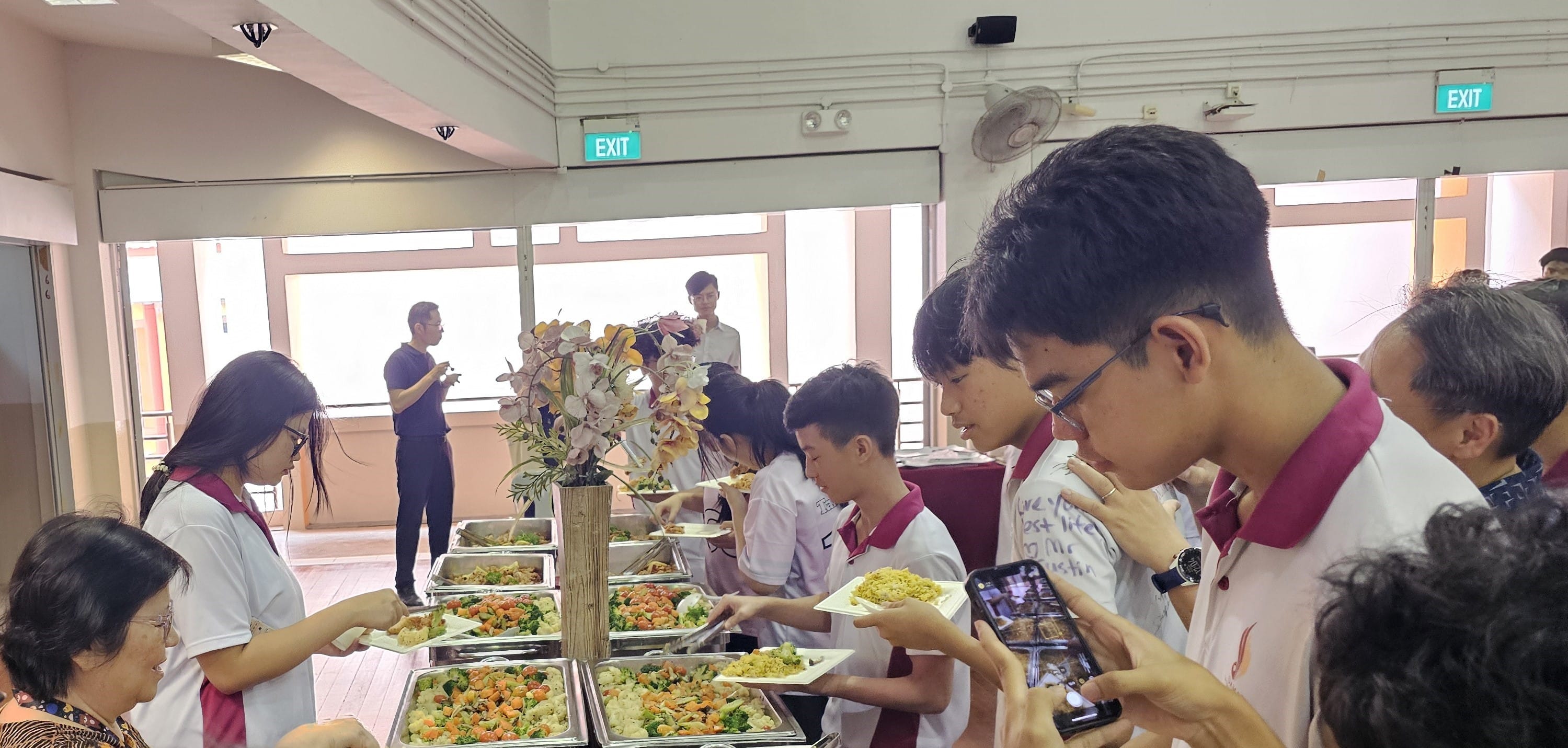Enjoying_lunch_with_the_teachers