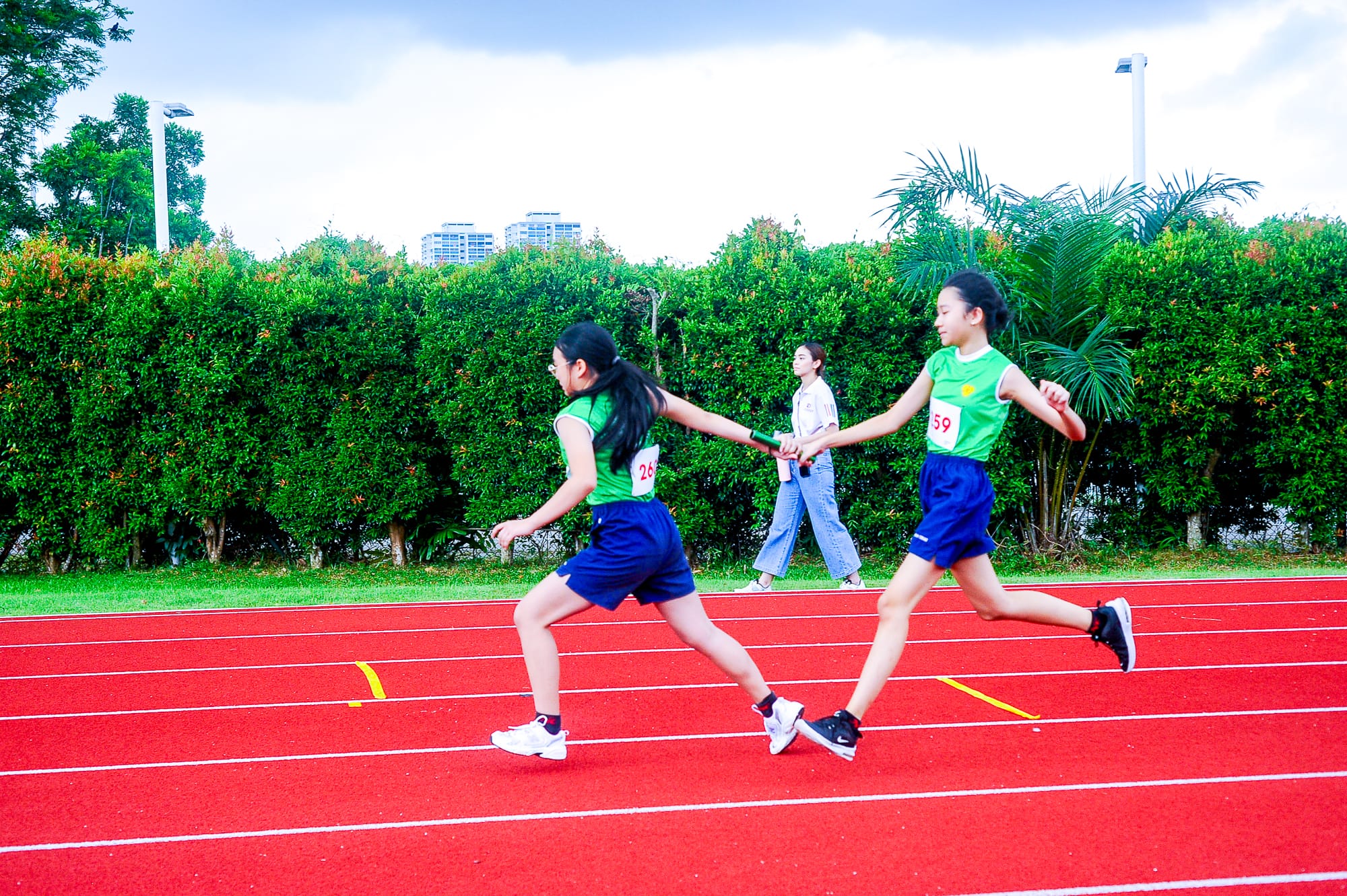 students running the relay