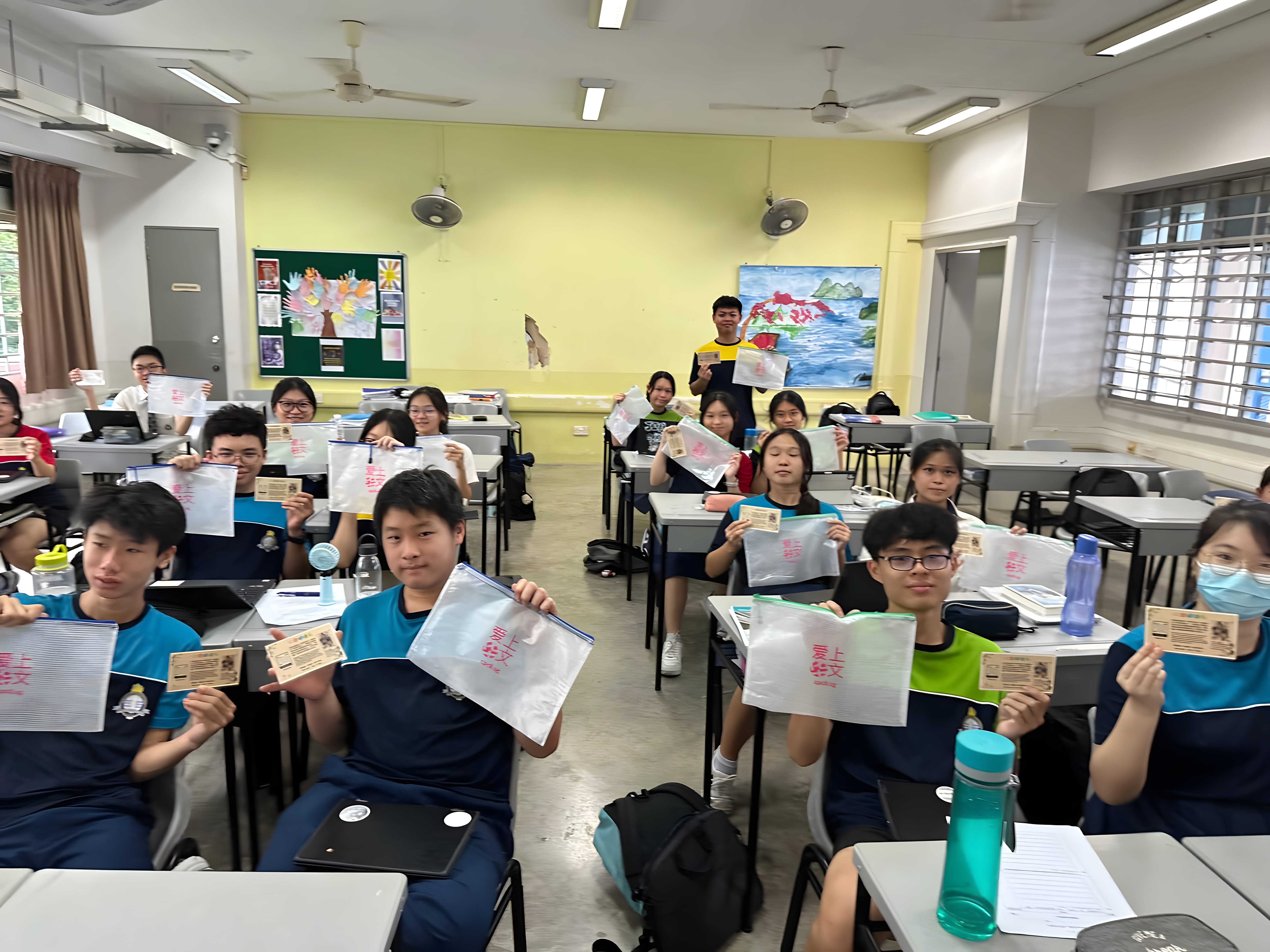 阅读大使把阅读、朗读与数码媒体结合,制作有声书、阅读书签和校园宣传素材。学生可扫描书签上的二维码,或点击以下链接进入 YouTube 收听有声书及观看好书介绍。