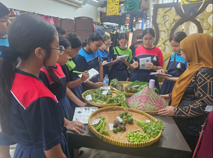 • Menengah 1: Lawatan ke Wisma Geylang Serai dan aktiviti Sampul Informasi