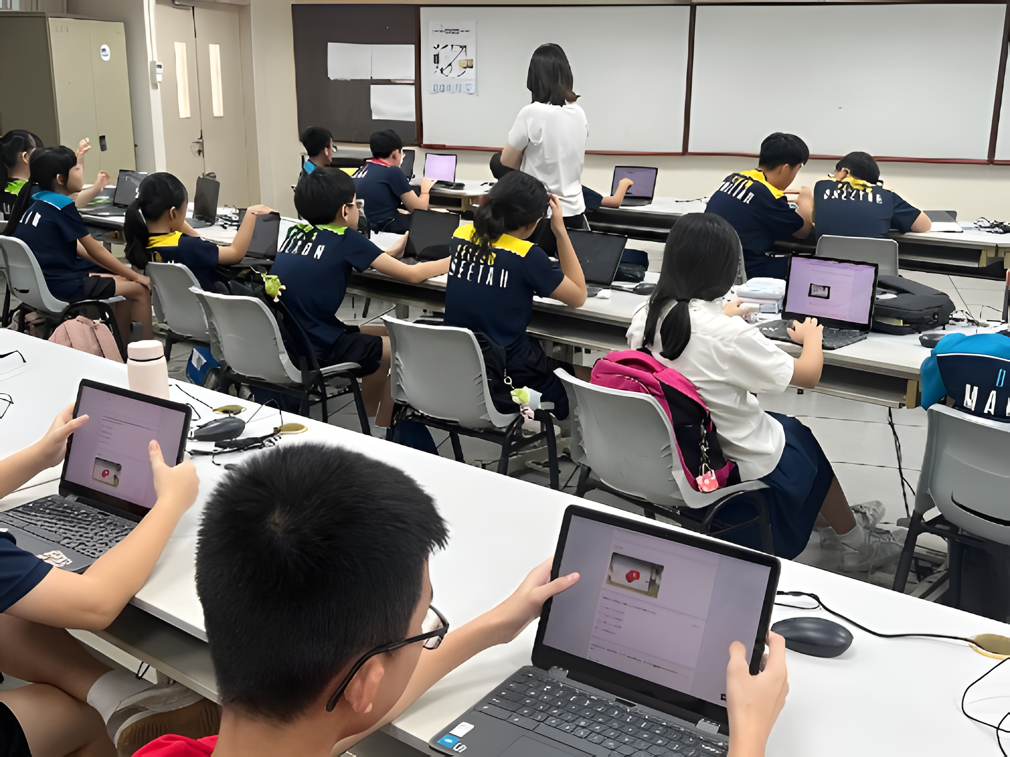 学生运用数码平台进行华文学习。