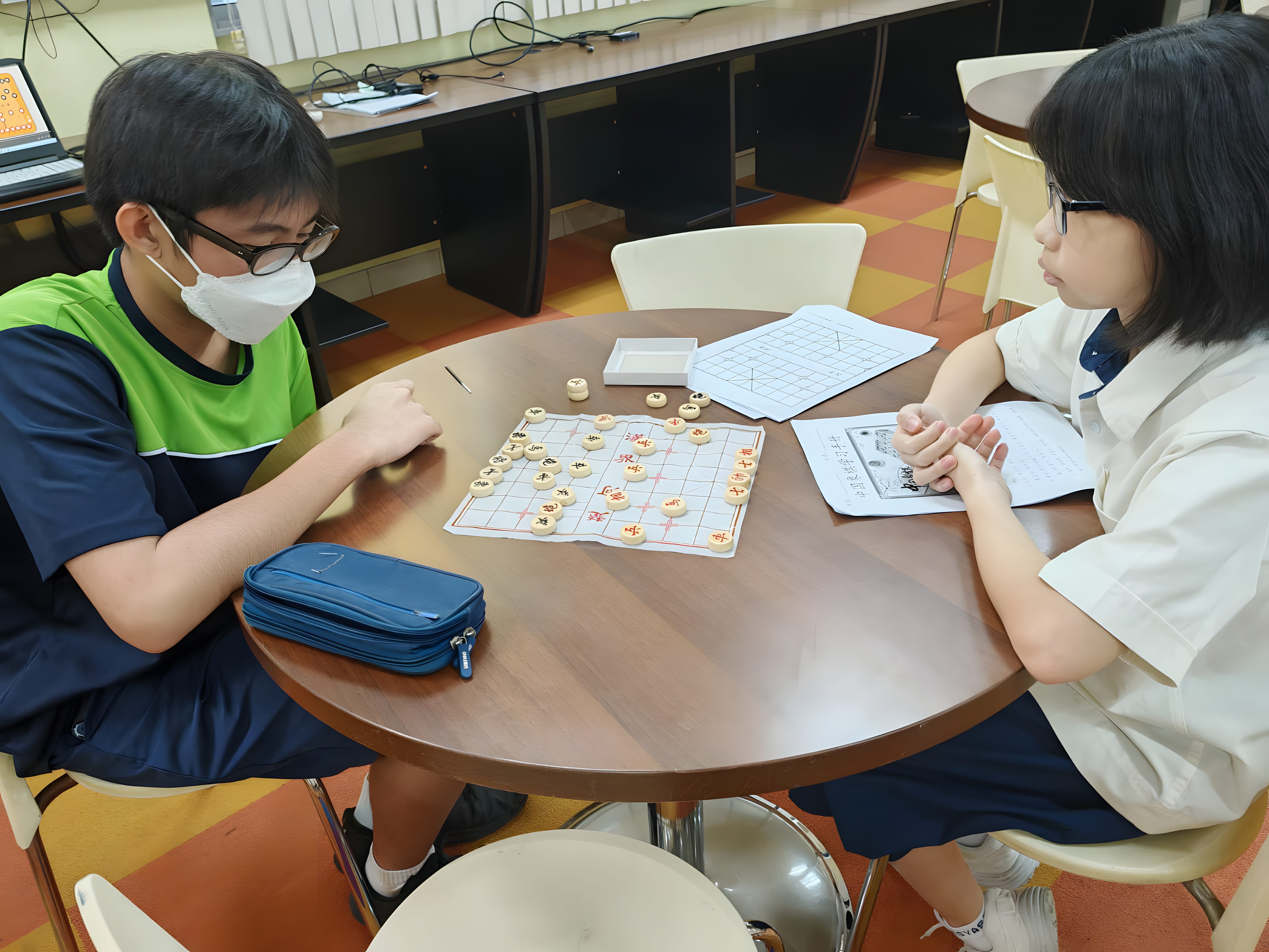 学生通过传统手作、棋类、体育与文化体验活动认识华族文化。