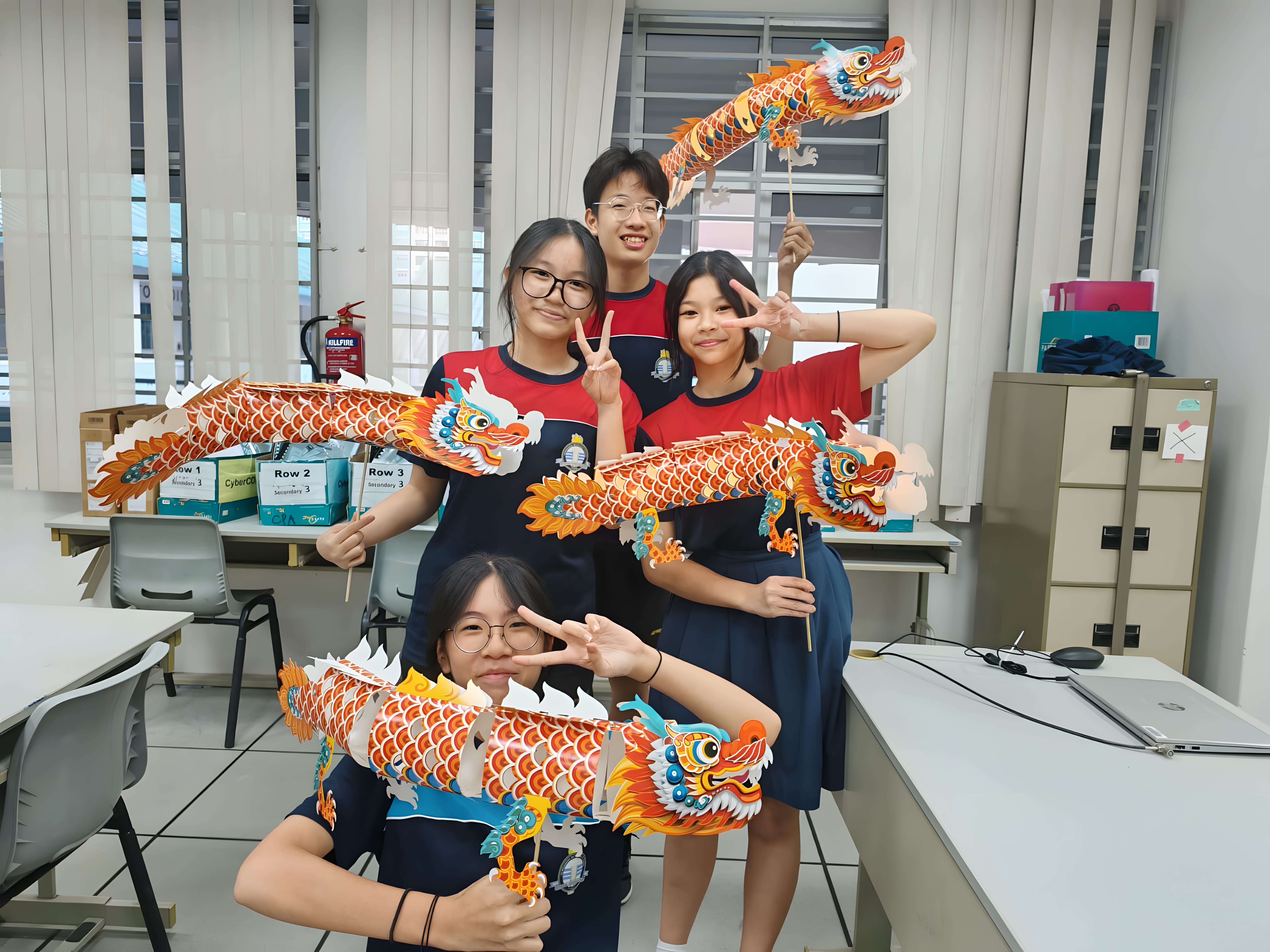 学生通过传统手作、棋类、体育与文化体验活动认识华族文化。