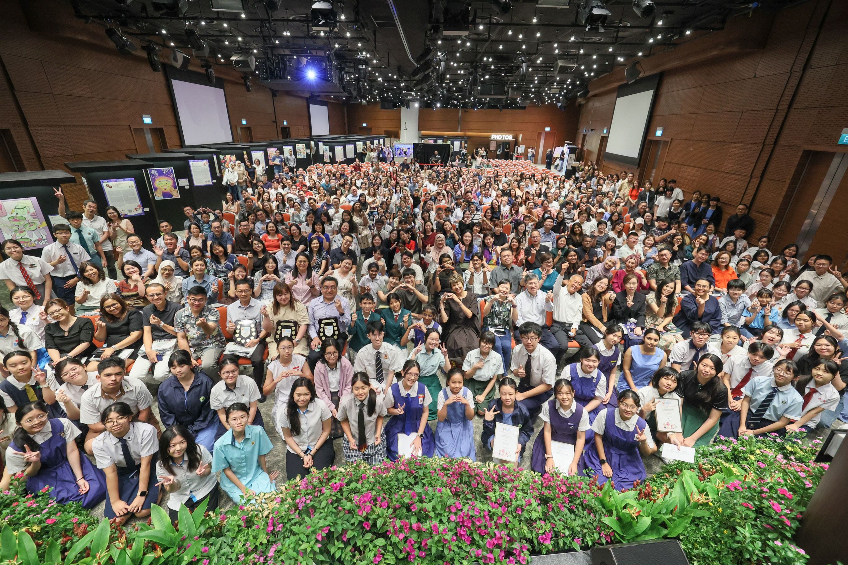 A wide group shot of all guests at the Live On Festival 2025 Awards Ceremony