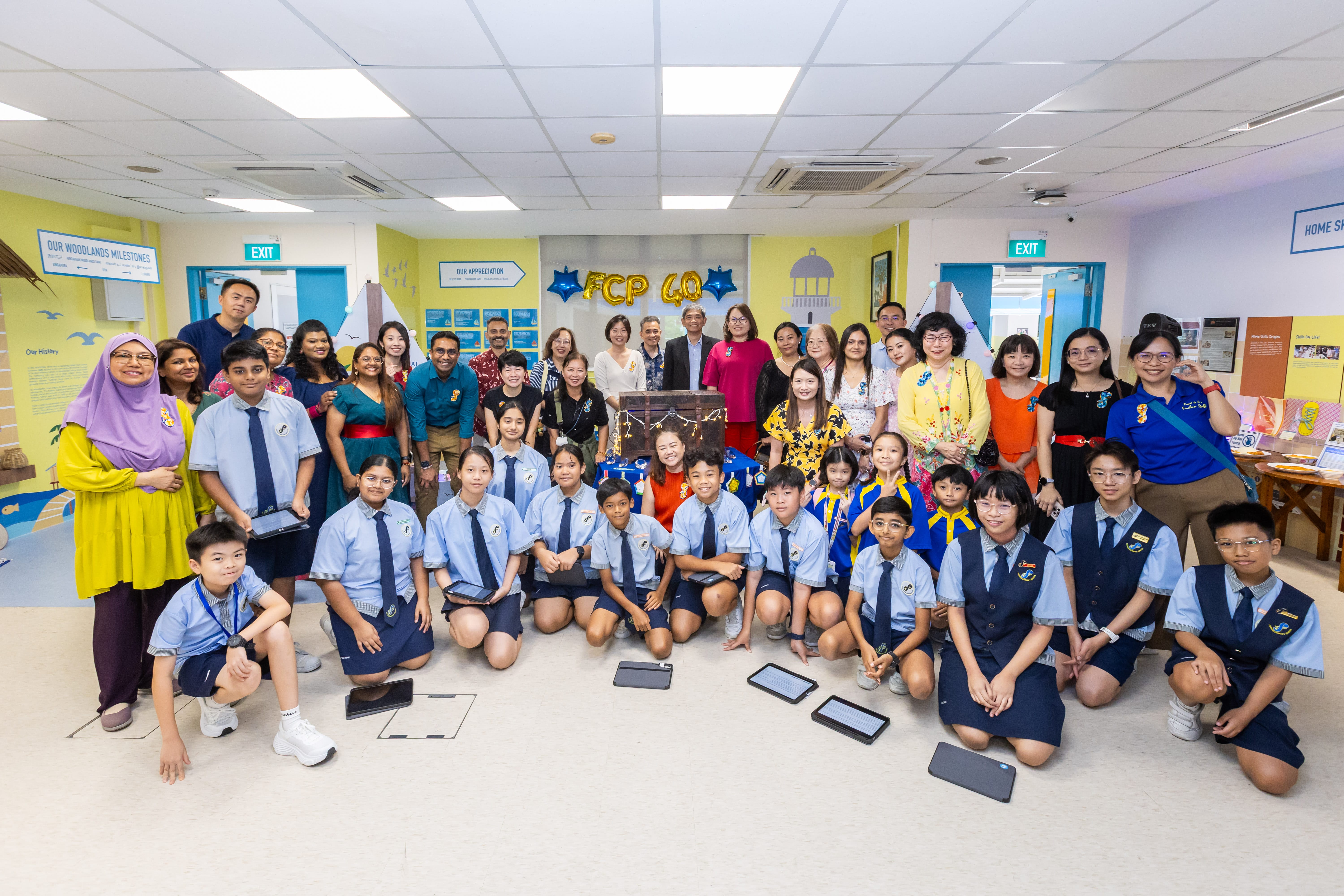 School leaders, staff and guests posing for a group photo at the opening of the Fuchun Primary School Heritage Gallery.