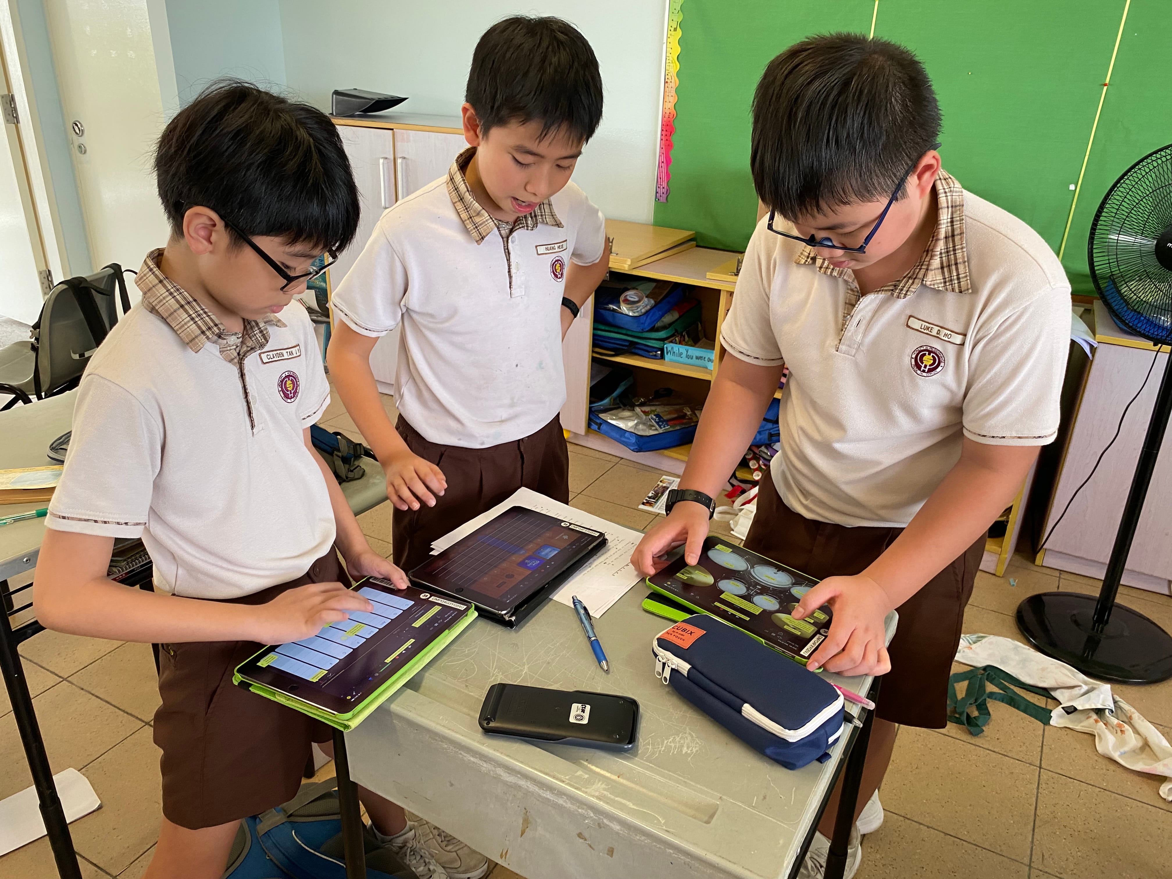P6 students learning Garage Band