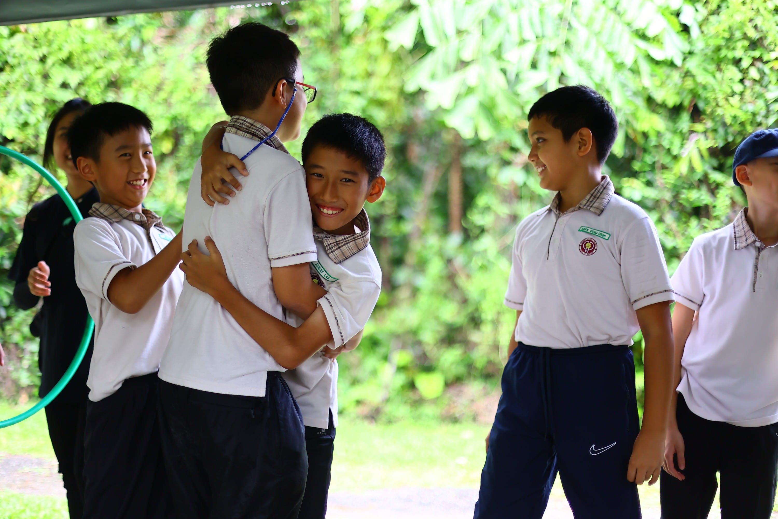 5 P5 students involved in a teambuilding activity