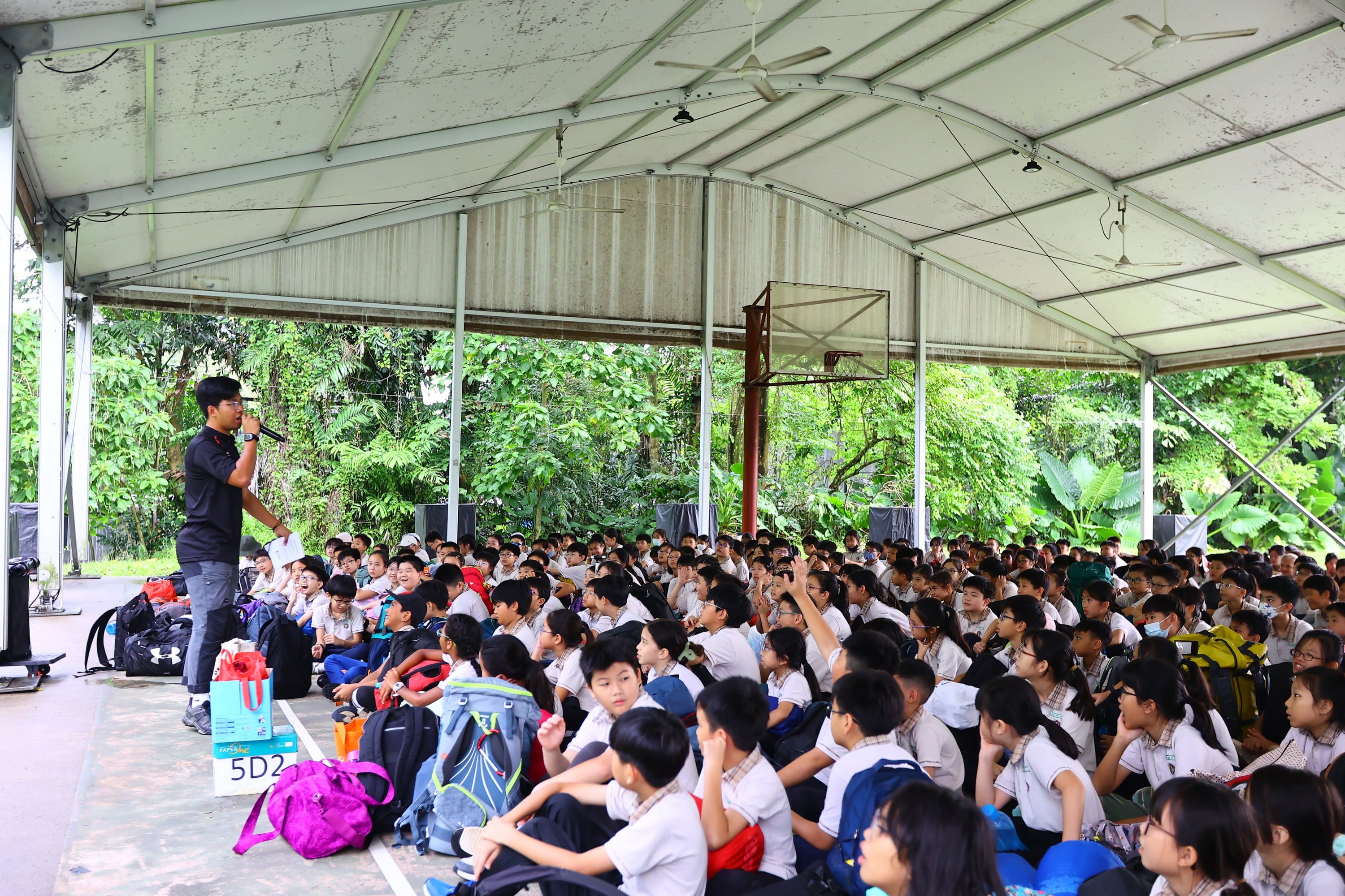Arrival of the P5 students at campsite.