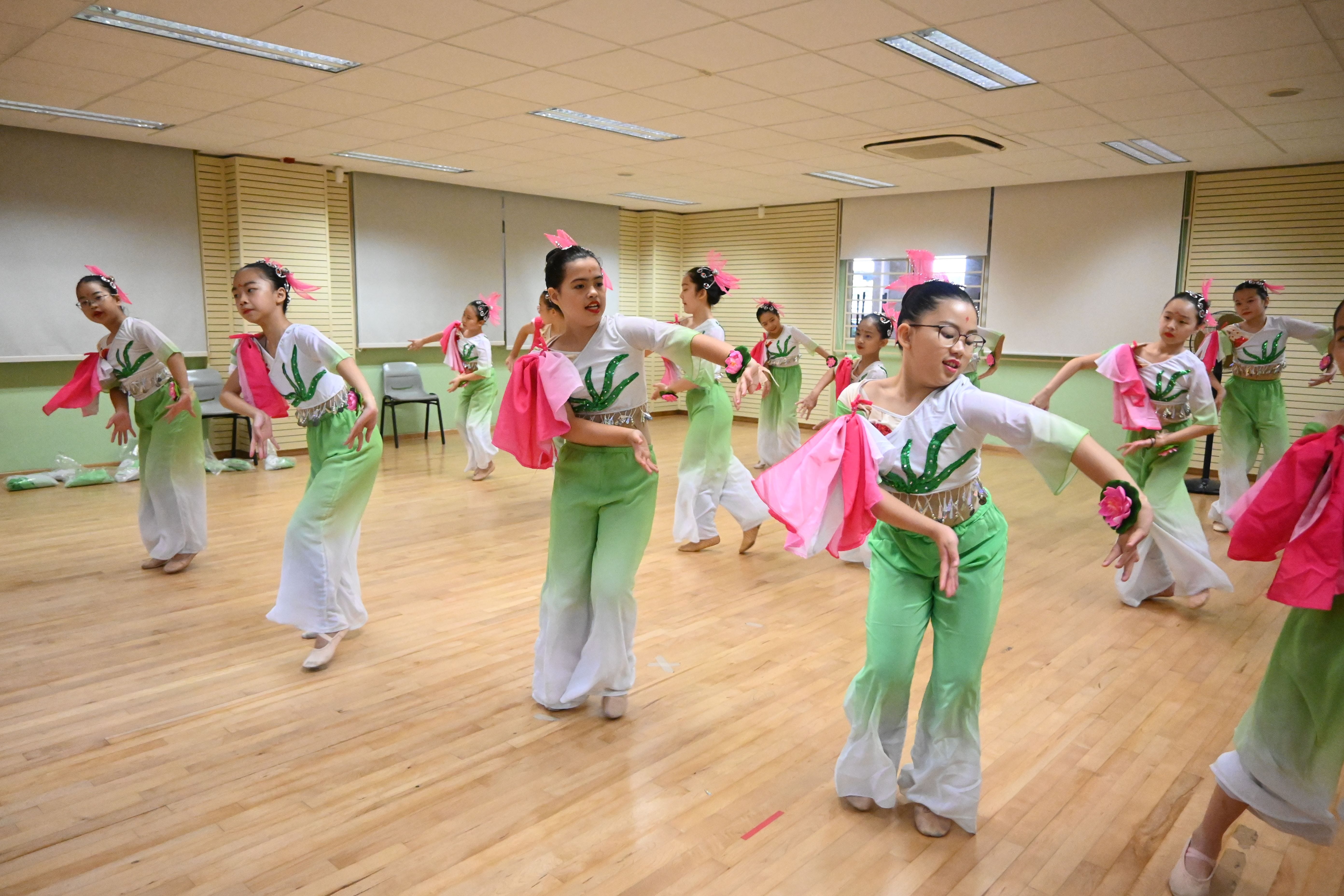 Chinese Dance members training