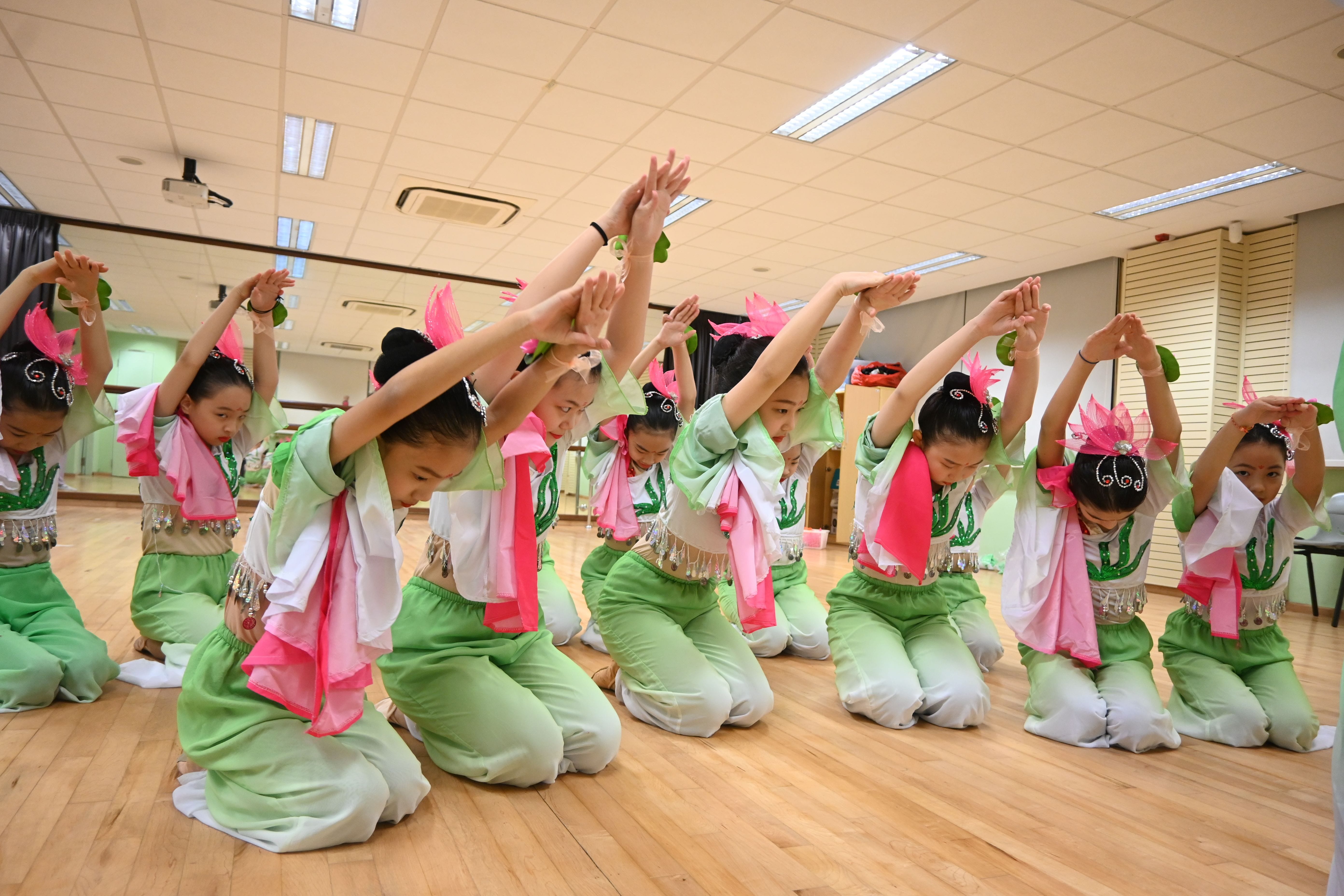 Chinese Dance members training
