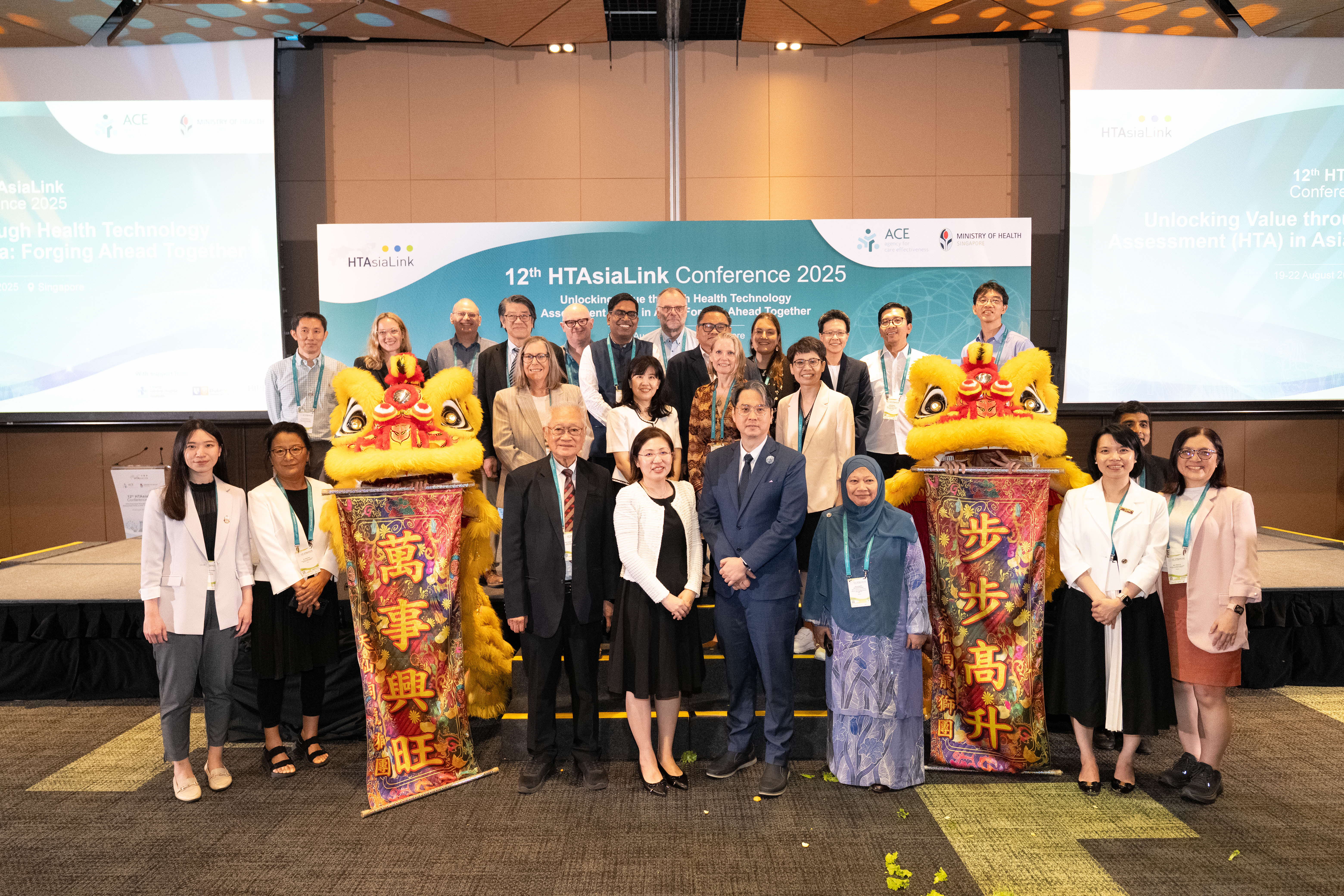 Photo of guests at the Welcome Dinner's Lion Dance Performance