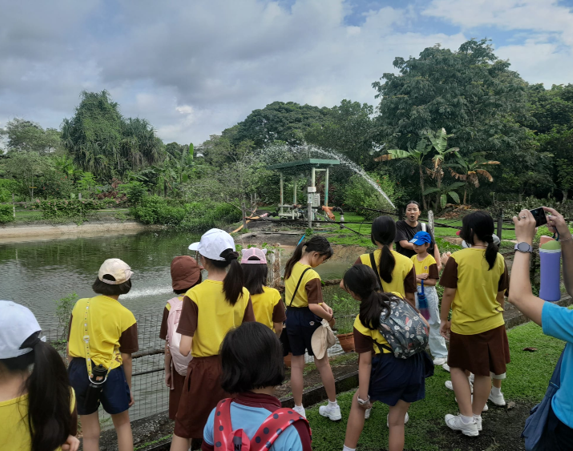 Trading classrooms for farm boots! 🌱 Hidden treasures and fresh air with our Brownies at Bollywood Farms.
