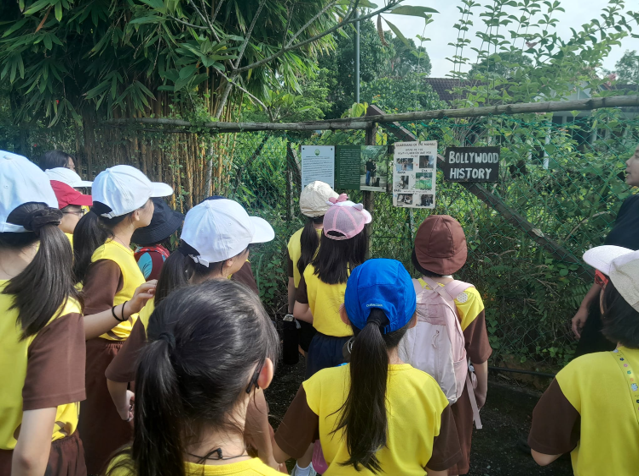 Trading classrooms for farm boots! 🌱 Hidden treasures and fresh air with our Brownies at Bollywood Farms.