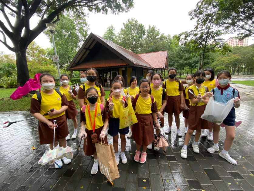 Keeping Singapore clean and green! Our Brownies had a blast partnering with NParks for a litter pick at Punggol Park.
