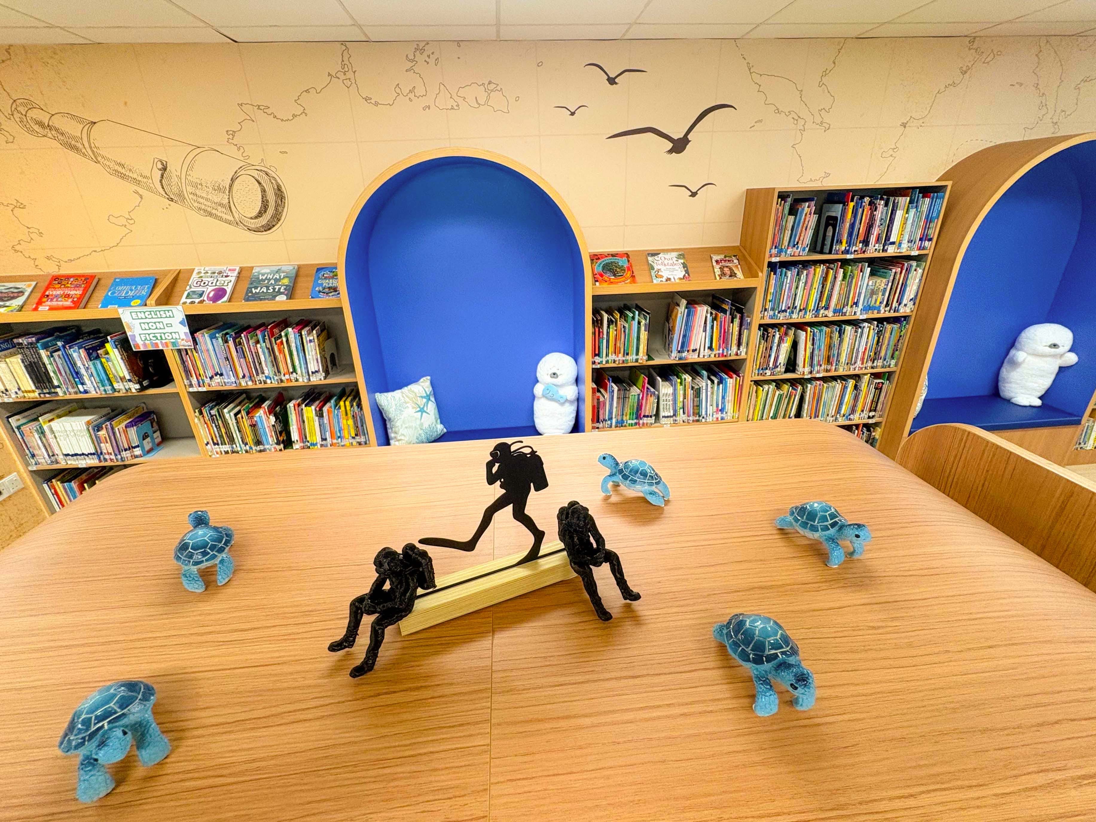 school library decorative ornaments , turtle and diver figures
