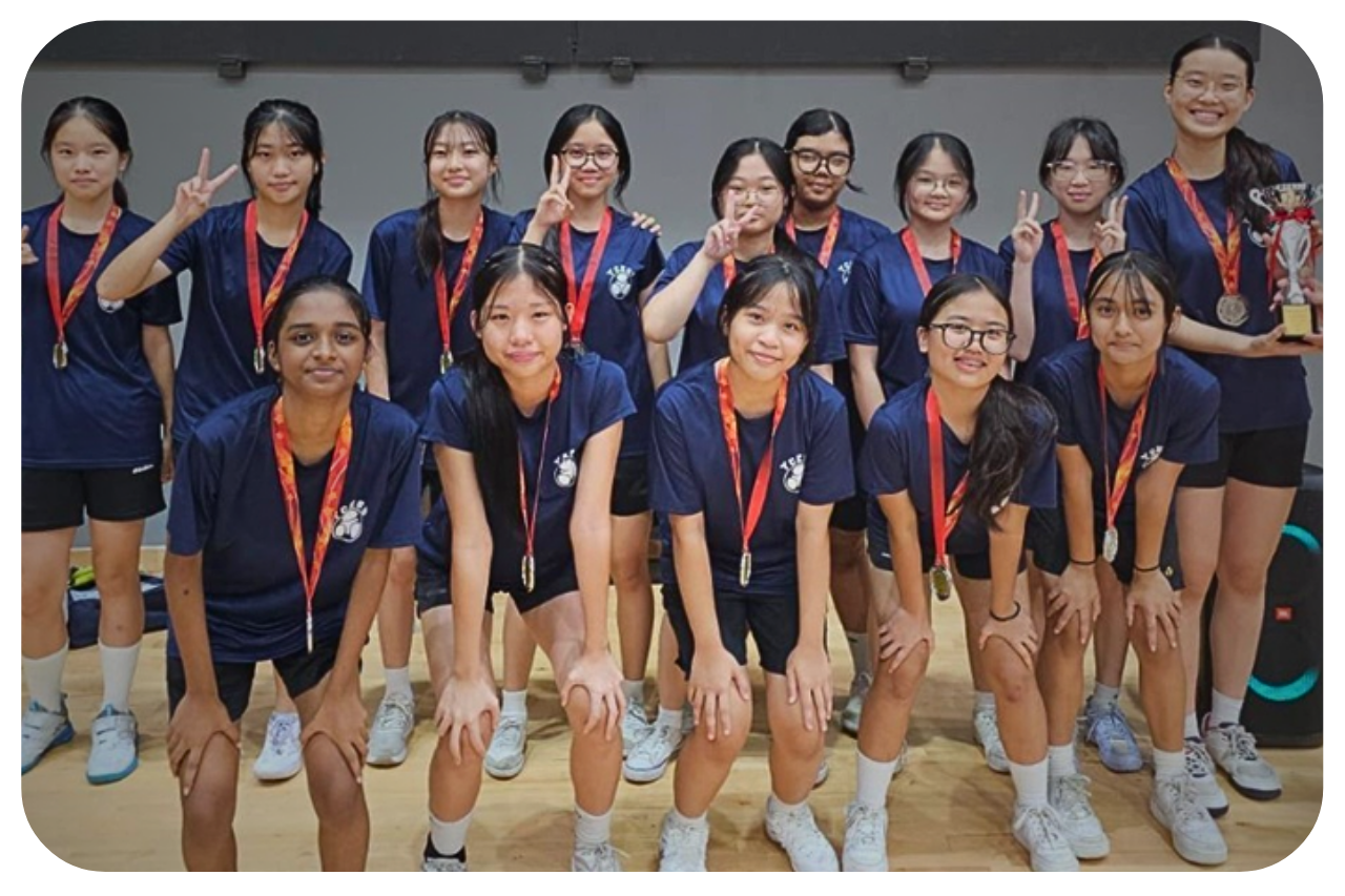 GROUP OF GIRLS SMILING