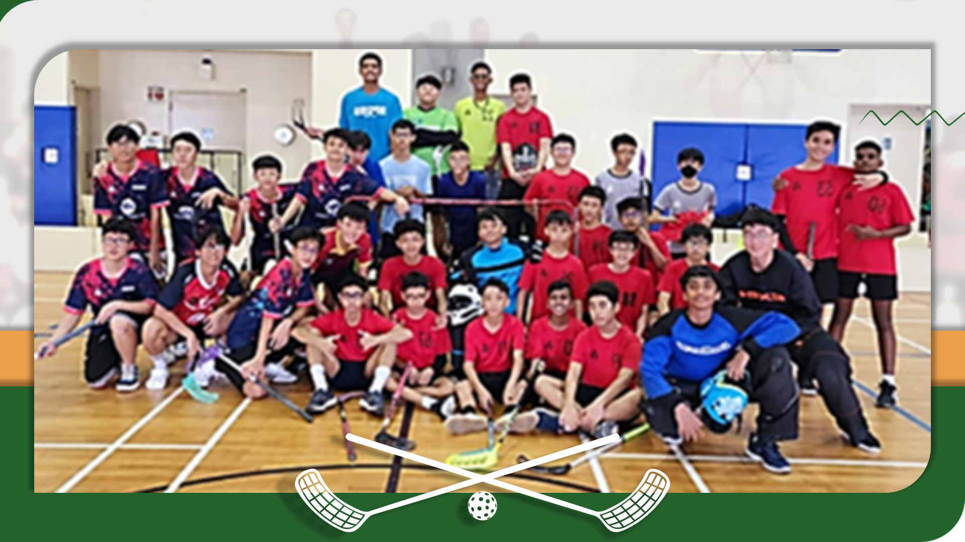 Large group photograph of the entire floorball squad posing together on an indoor sports hall court.
