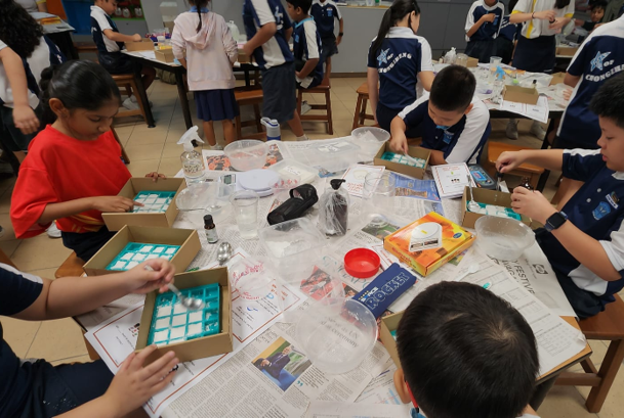(b) Toilet tablets: Students learn how to make a home cleaning product with a few ingredients without using harmful chemicals.