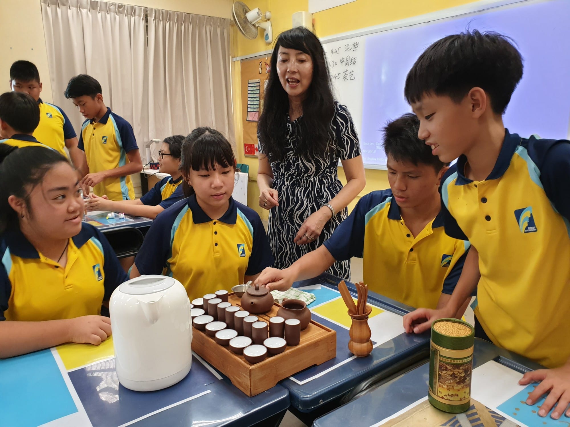 students learning tea appreciation