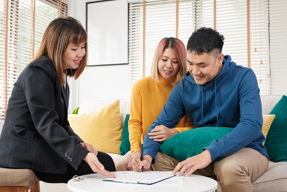 See the available e-services and manage your career as a real estate salesperson.